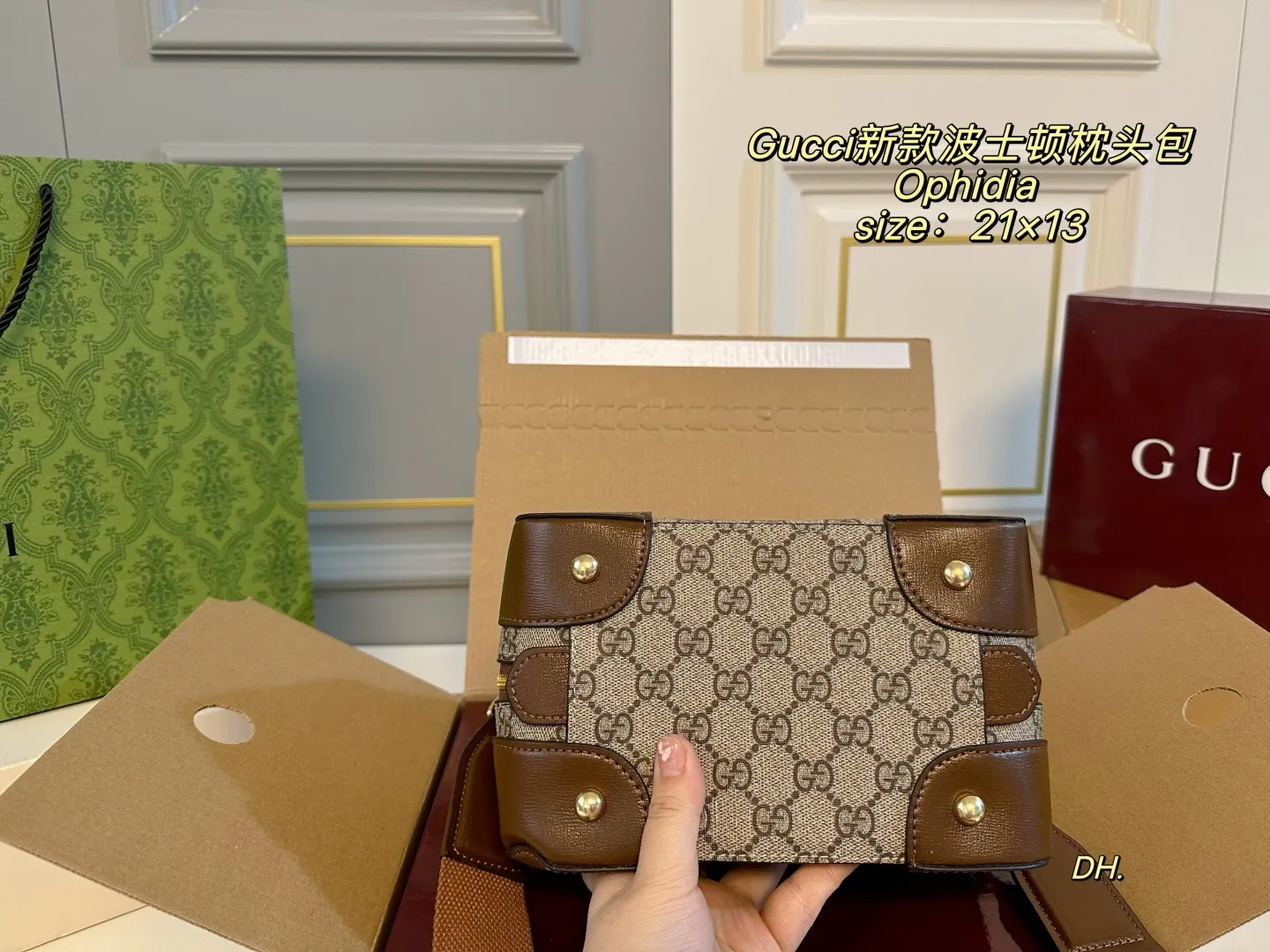 P165(折叠盒飞机盒) size:21×13 GUCCI古驰新款ophidia 波士顿枕头包💕 经典老花设计 辨识度超高~ 空间超级大,可适用短途旅行 百搭又耐看✨,撞包几率也很低! 经典包型 追求个性的仙女可以冲‼️