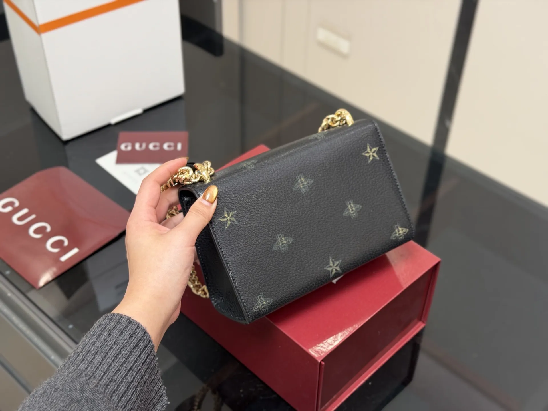 ¥155 配折叠盒飞机盒 size:20.13cm 【古奇padlock】 这款已经卖了几千个了 明星产品 ‼️ 最近质量又升级了 重拍下给你们看 👀 高定版的G Padlock ✔️