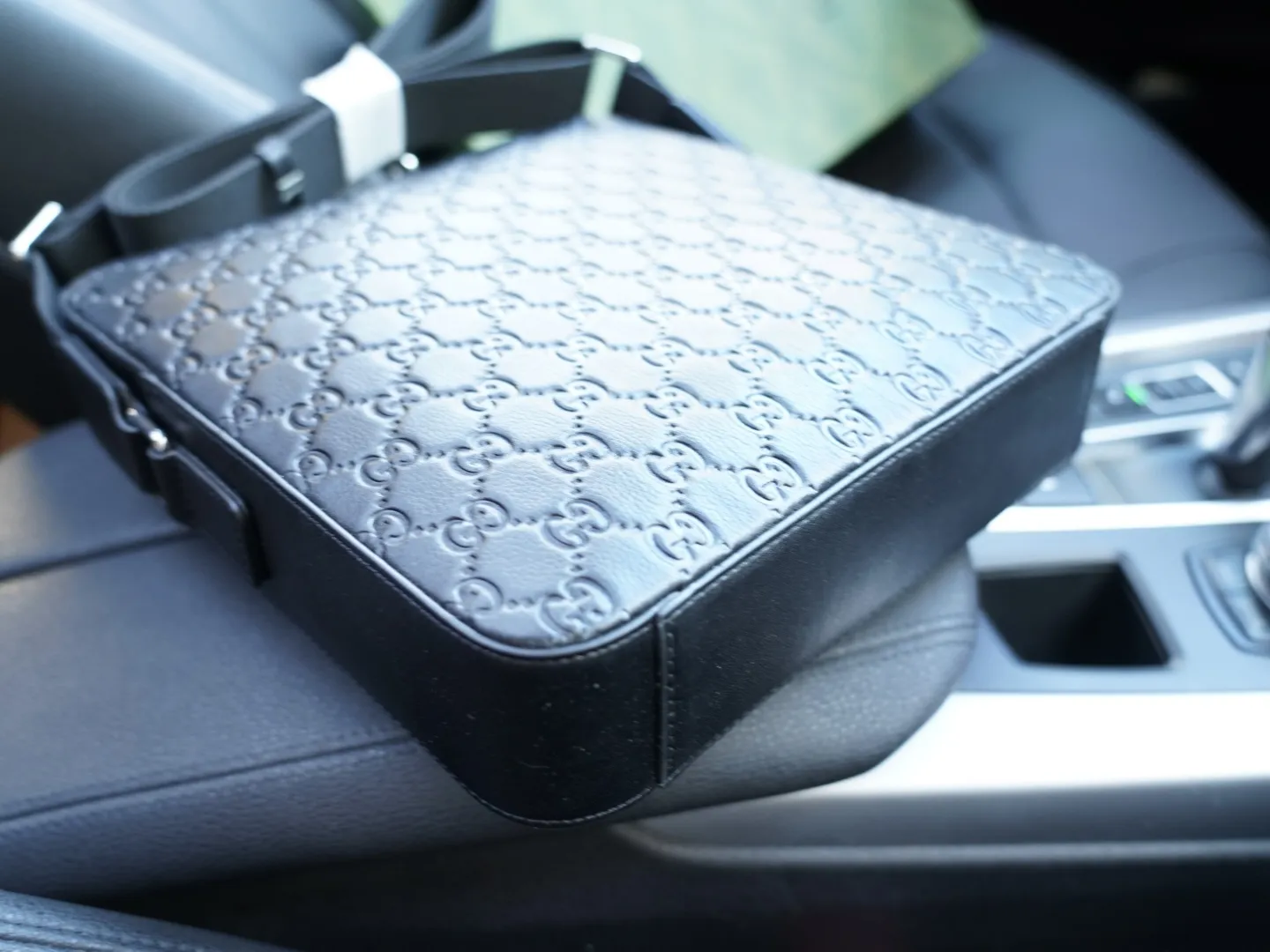 P250 🇮🇹 古驰 官网同步 高版本 斜挎单肩背包 永恒不过时的标志性产品 纯原单牛皮 顶级五金制作 非市面普通版本 今年GUCCI最爱的款式 全部实拍 实用性非常高 配全套包装礼品盒【规格：25x26x5】