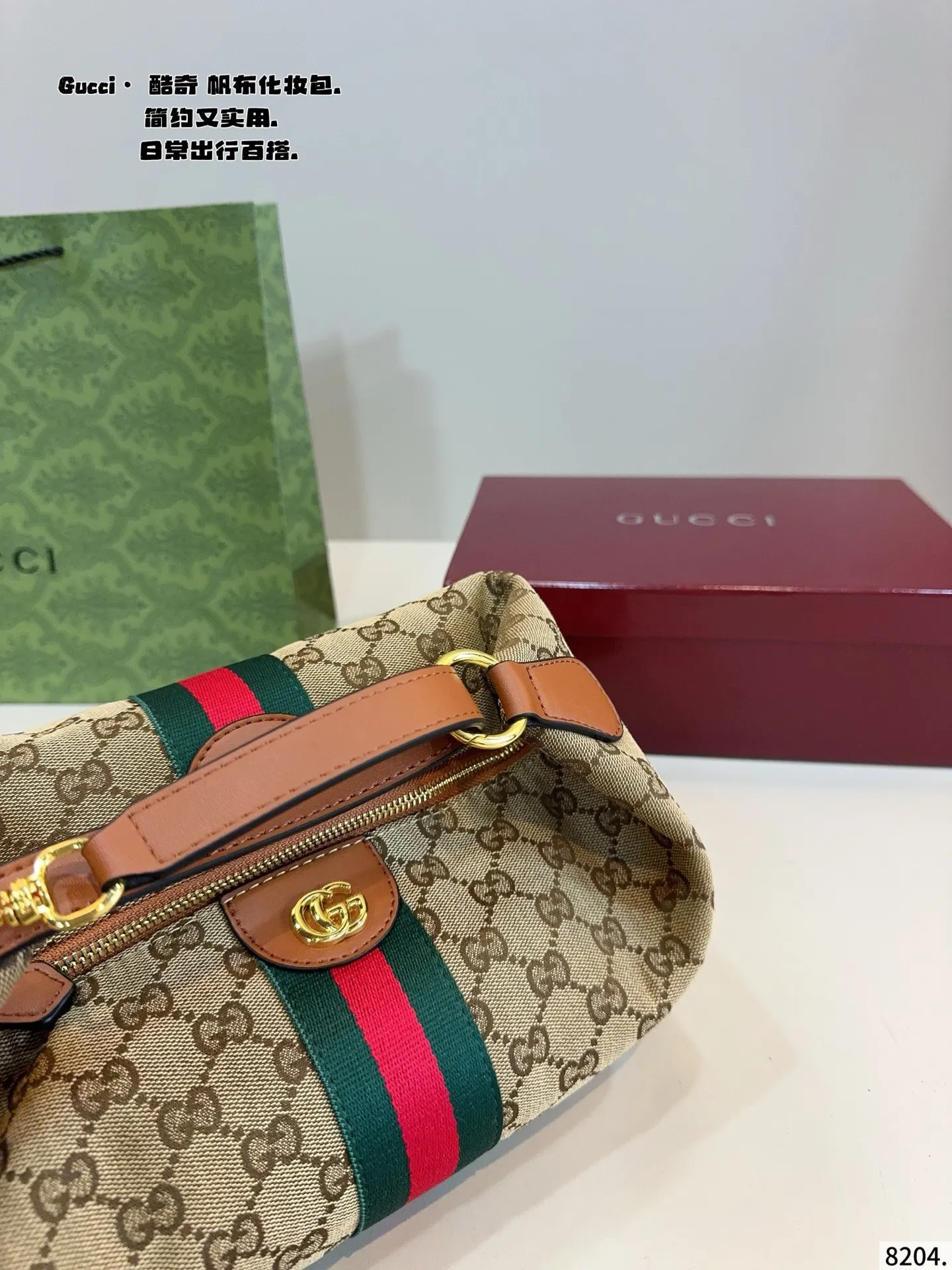 p125配礼盒🎁. Gucci Vanity，真的太绝了✨ Gucci Vanity系列真的是近期的心头好！它的设计灵感源自品牌经典化妆包，复古又时髦，一整个爱住了 造型独特：饭盒包的造型超级可爱，棕色帆布款搭配GG logo图案、红绿条纹织带和GG Logo，经典元素拉满，辨识度超高，怎么搭配都不会出错~ 背法多样：复古小提手，自带延长肩带，能手提、单肩背、斜挎，轻松适配各种场景和穿搭风格。 容量惊人：外观小巧，内部空间大，手机、钱包、化妆品、折叠伞等都能轻松装下，日常使用超方便。 如果你也在寻找一款颜值与实用并存的包包，Gucci Vanity绝对值得~尺寸：28*13*18cm