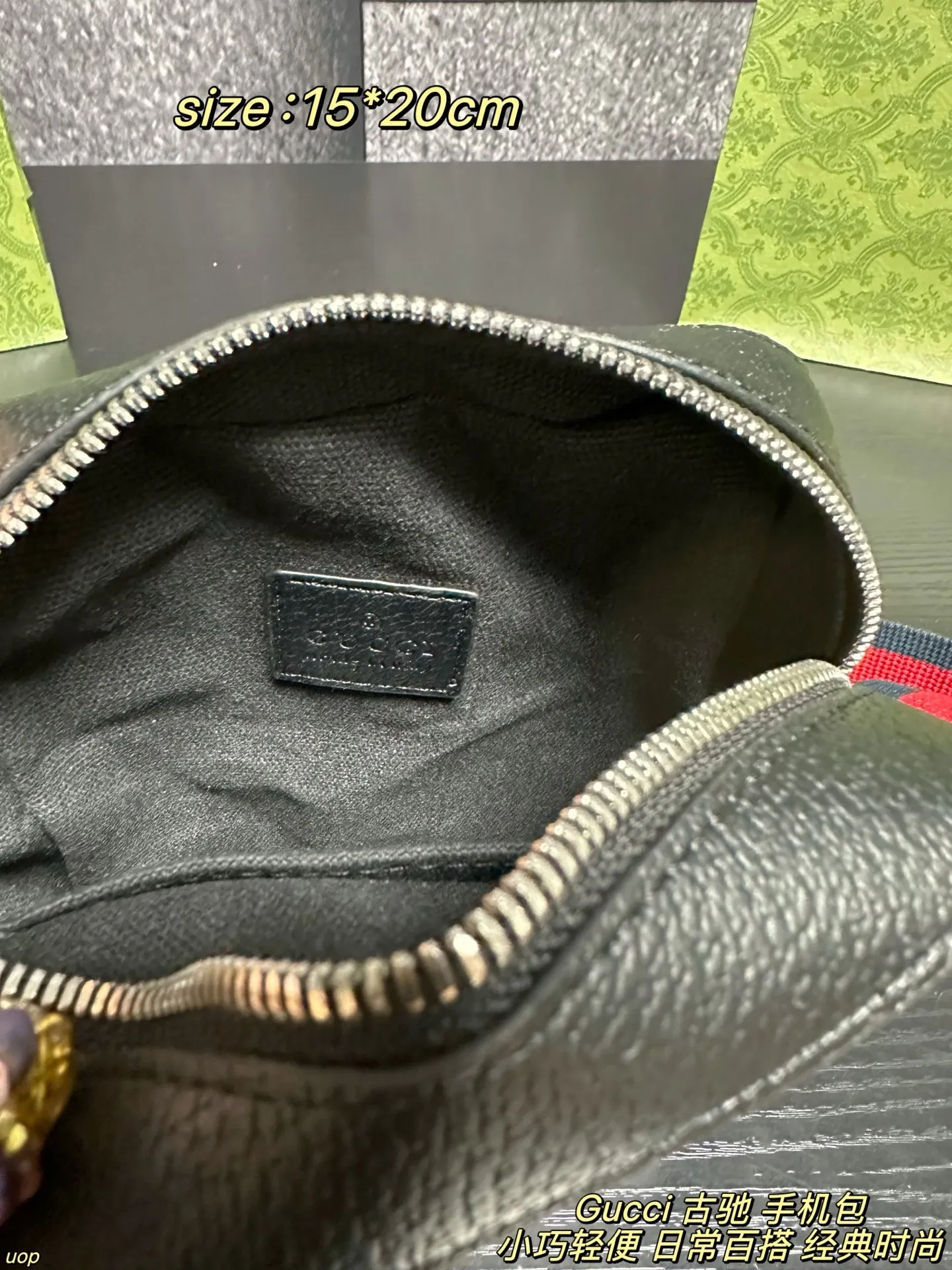 P110配盒 Gucci 古驰 手机包 经典的品牌元素，搭配精致的做工，让这款手机包散发着独特的魅力。它不仅能完美收纳手机📱，还能放下一些小物件，非常实用👍。无论是搭配休闲装还是正装，都能轻松提升整体造型的时尚感，快来入手这款 Gucci 手机包，展现你的个性与品味吧 尺寸：15*20cm