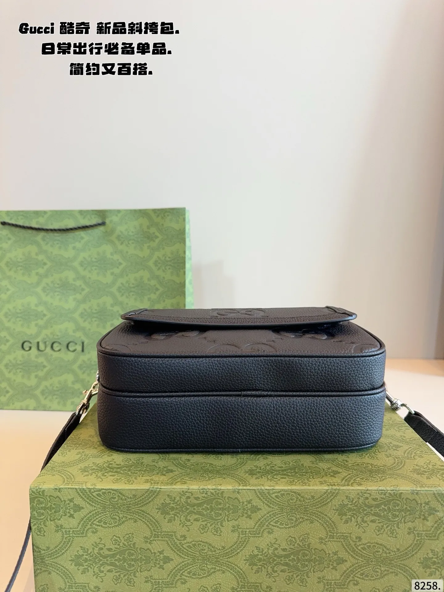 p220纯皮 配礼盒🎁. GUCCI酷奇ophidia斜挎包. GG男包来咯~ 随着时间成长,压花也是经久耐看且永不过时的元素 这款包包造型小巧,依旧是复古的调性,方方正正的包型很好搭配衣服,可斜挎可作为手拿包,日常休闲和商务场合都可以驾驭,撞包率也很低,包身整体也很轻便,简约低调有质感尺寸24*5*18cm