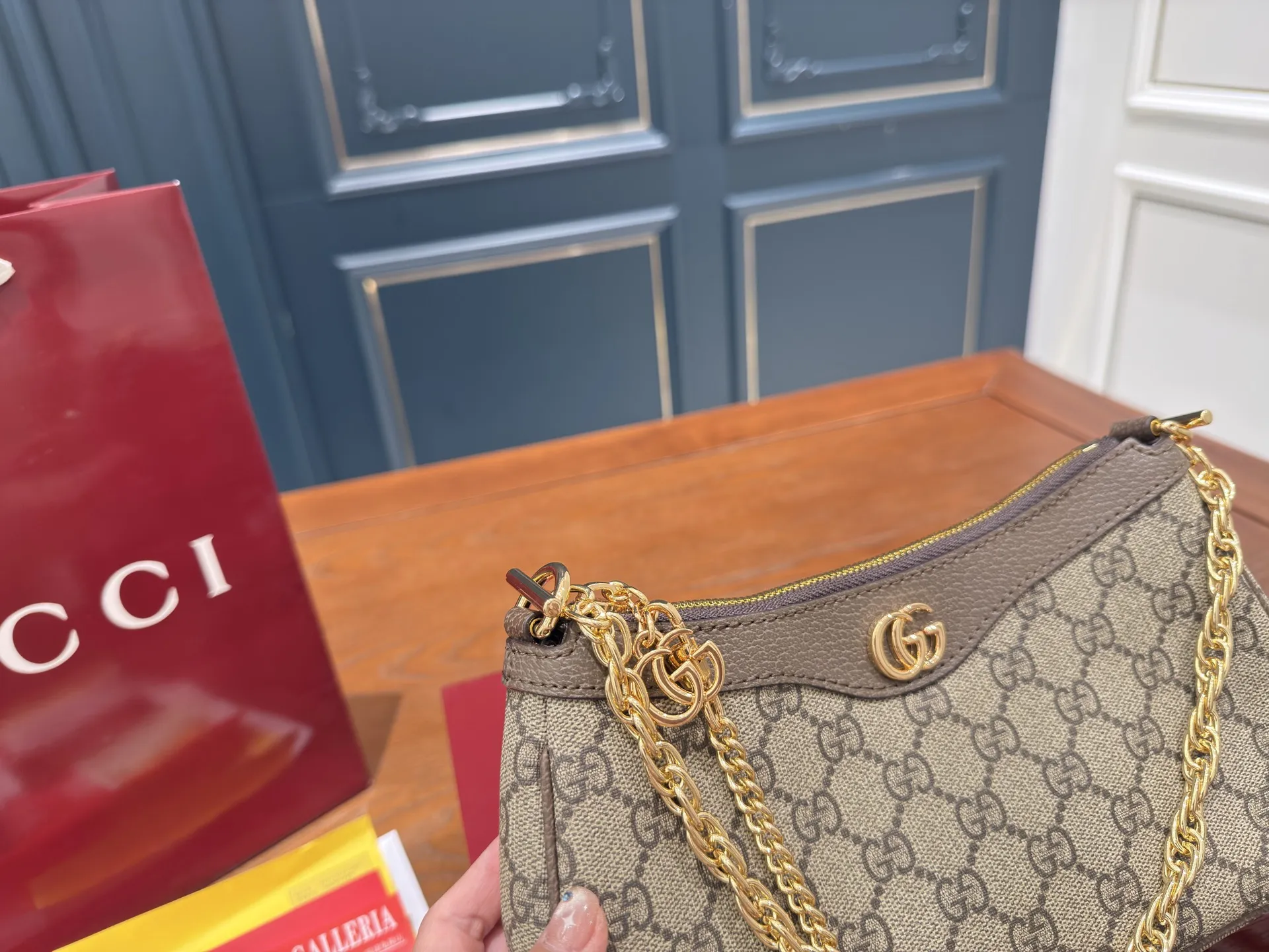 （飞机盒折叠盒⚠️）p155 Gucci新品腋下包/斜挎包/麻将包 又上新啦啦啦真的是永远跟不上新款的脚步永远有买不完的新包~没办法，腋下包是趋势~个人觉得这款包本身就挺Vintage款的，买一个搭搭，过些年后回头看这款也不会过时！尺寸：21cm