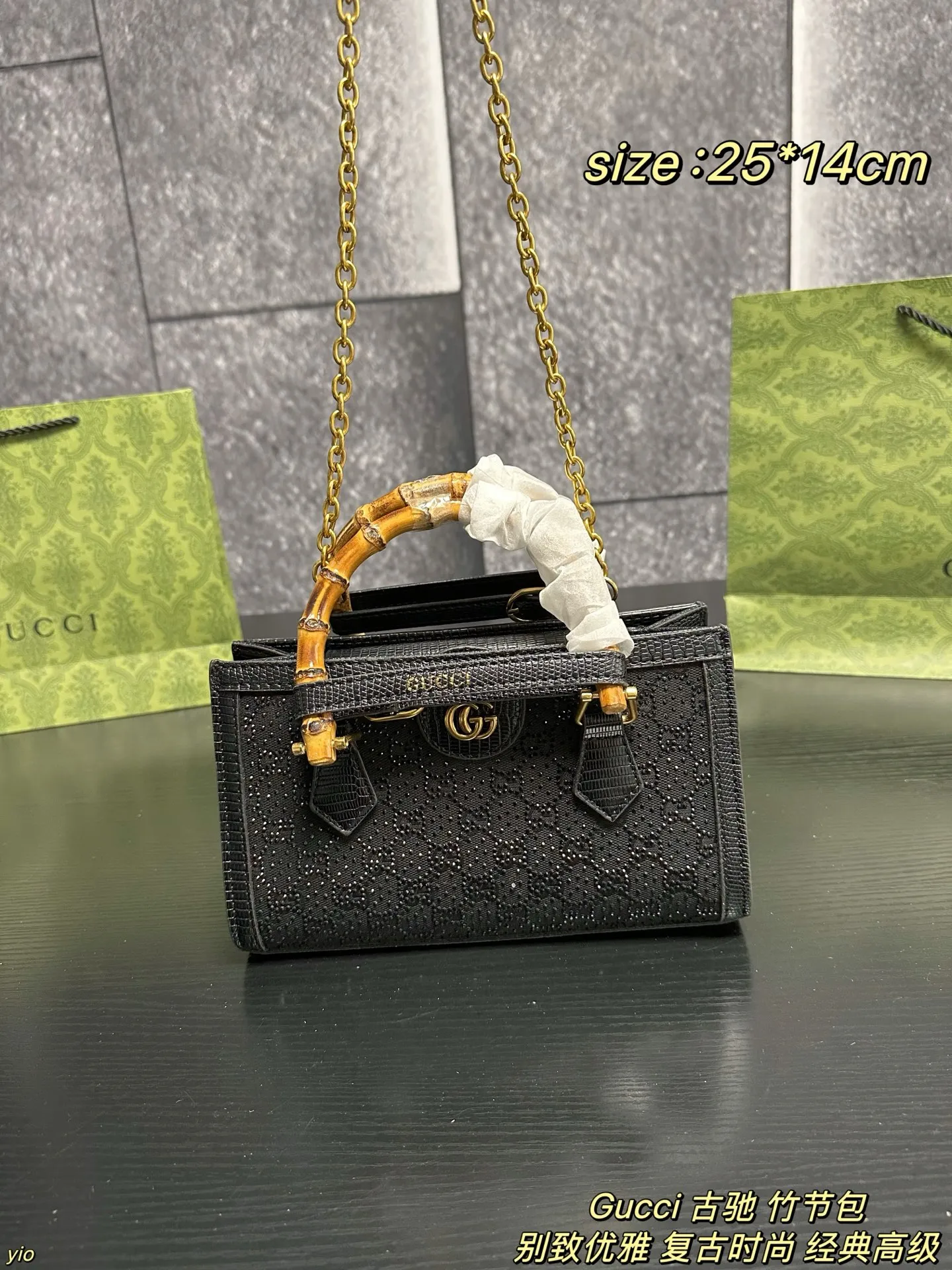 P160配盒 Gucci 古驰 竹节包 Gucci古驰Diana满钻竹节托特包💕自带亮闪闪效果的托特包👜简洁的翻盖设计，复古又经典的竹节手提把，设计感直接拉🈵️颜值、辨识度和实用性兼具，这个款复古韵味特别浓，上身效果也超赞，主要以精致特别的五金来提升整体质感 尺寸：25*14cm