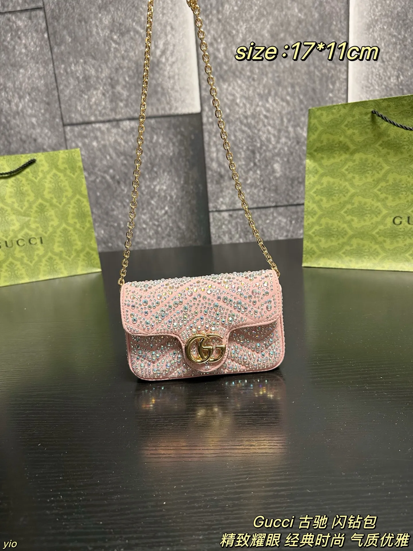 P155配盒 Gucci 古驰 闪钻包 品牌标志性GG Marmont系列匠心融蕴经典双G元素和银色调切面链带,缔就时尚手袋设计。这款肩背包甄选灰色调牛巴革打造,精心缀饰水晶,一展优雅格调。灰色饰水晶绗缝V型牛巴革,银色调配件,黑色粘胶纤维衬里,限定款的稀缺感+经典马蒙的耐看度,是衣橱里的