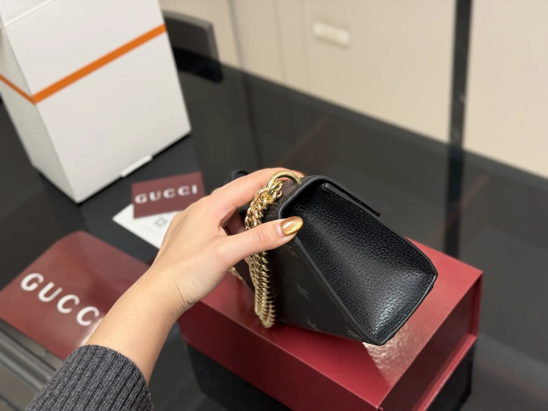 ¥155 配折叠盒飞机盒 size:20.13cm 【古奇padlock】 这款已经卖了几千个了 明星产品 ‼️ 最近质量又升级了 重拍下给你们看 👀 高定版的G Padlock ✔️