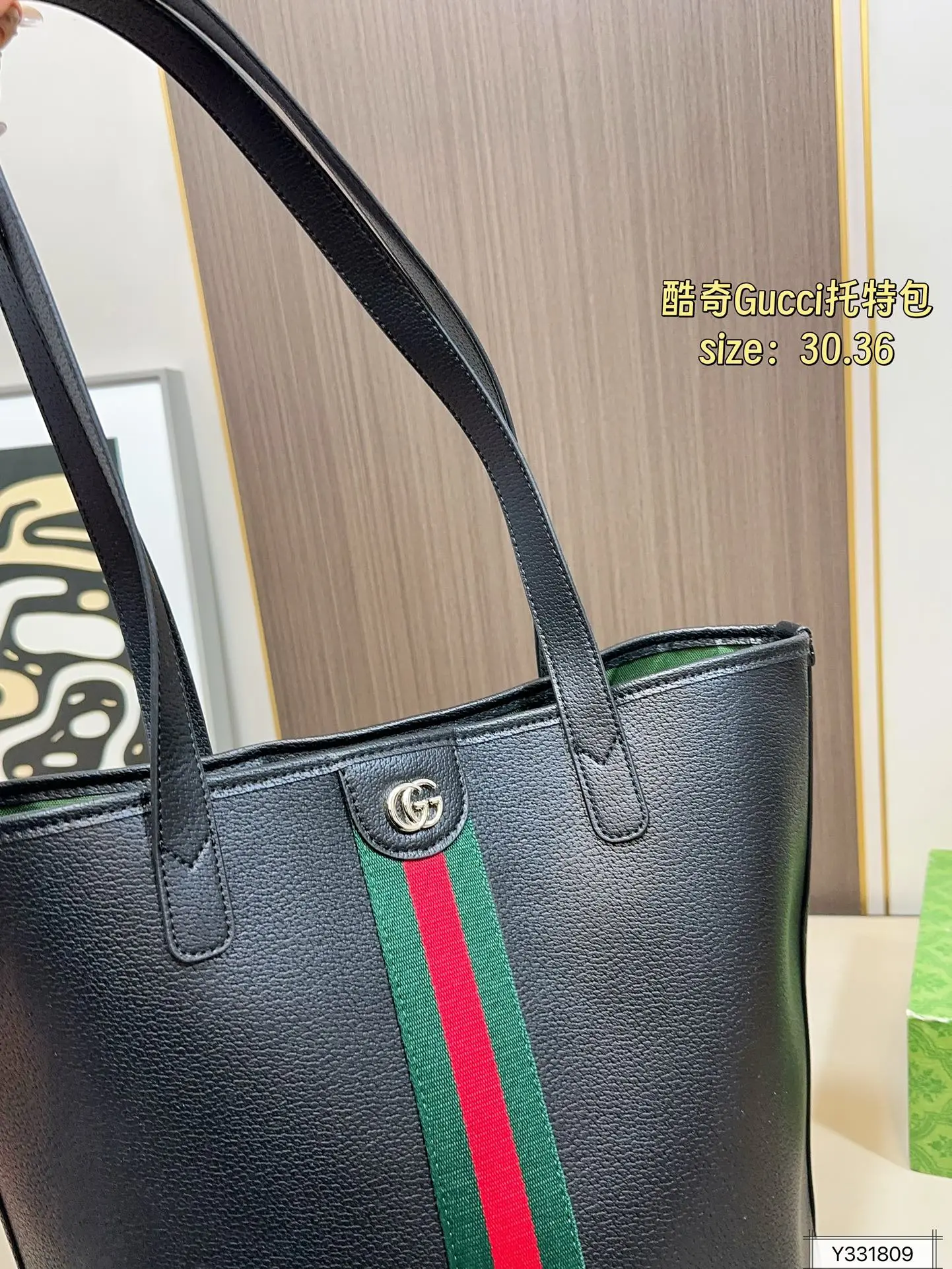 💰125 尺寸30×36 酷奇托特包Gucci 秀款首发Gucci Giglio系列女包,将佛罗伦萨的城徽融入设计,从Gucci百年档案馆珍藏的经典元素与传承技艺中汲取灵感,完美诠释古驰对优雅与创新的永恒追求~