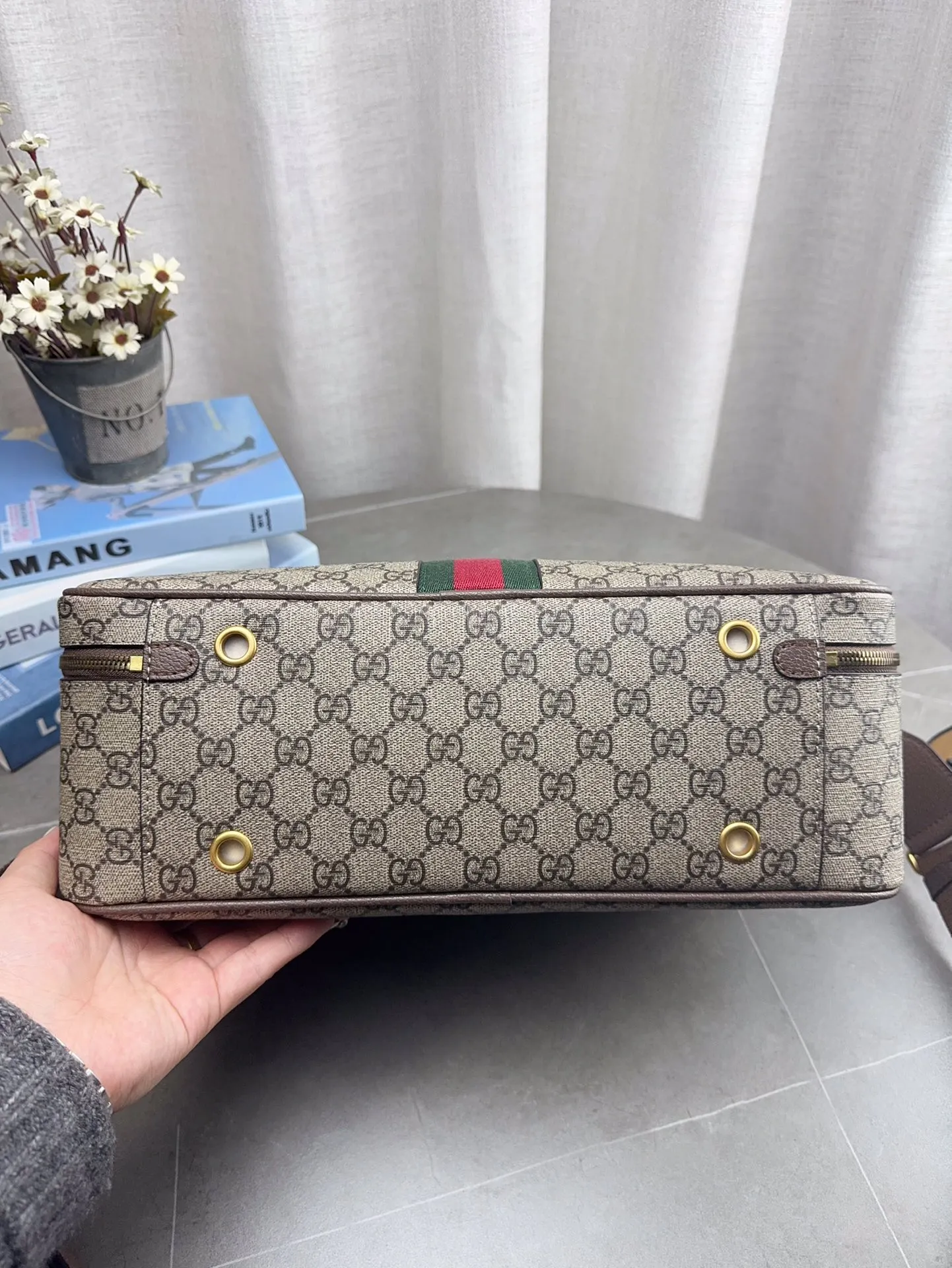 配礼盒包装 酷奇相机包 酷奇单肩包 Gucci 斜挎包 👜最新系列 这个款复古韵味特别浓,上身效果也超赞 尺寸36*22cm p185