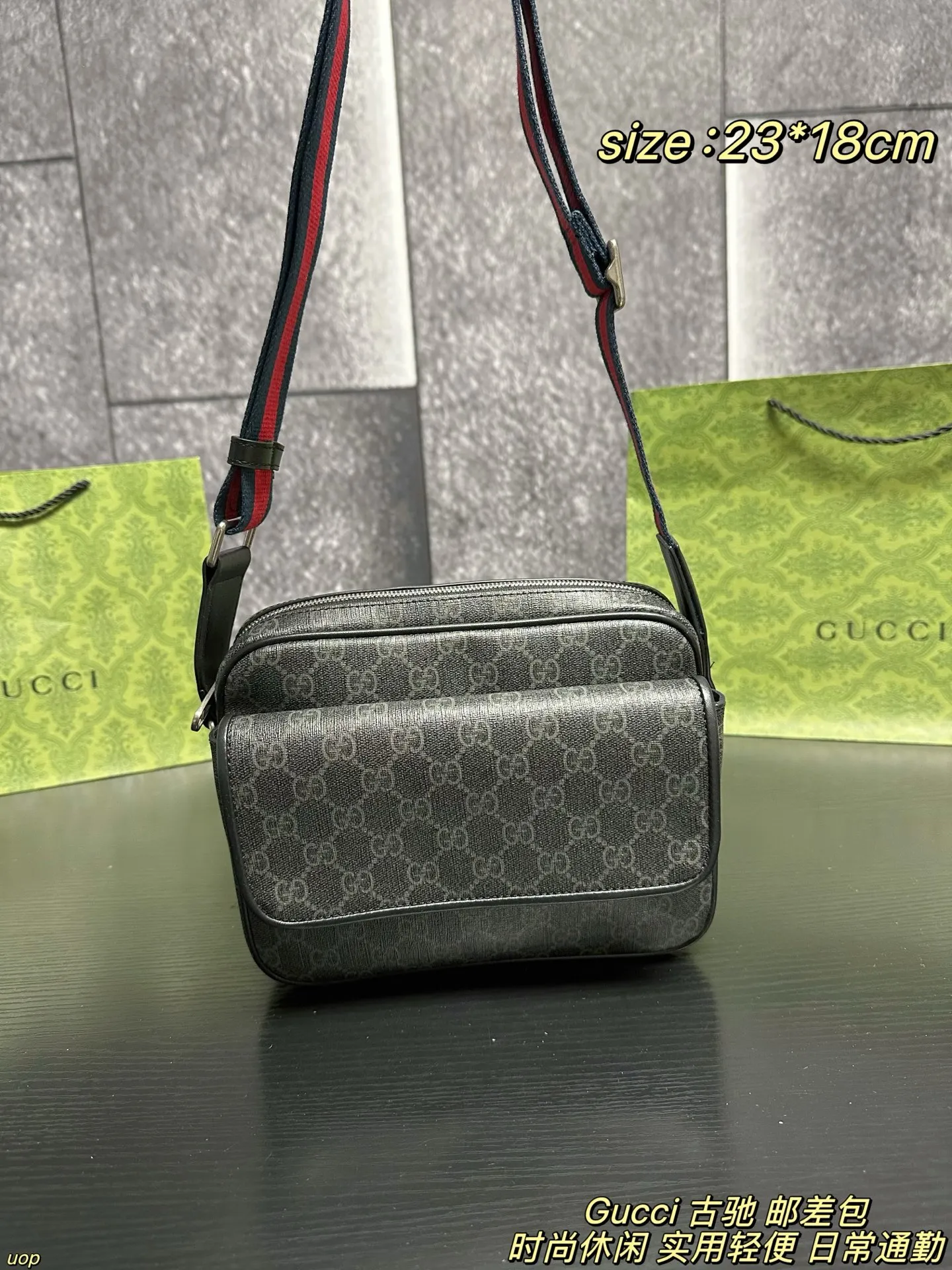 P135配盒 Gucci 古驰 邮差包 复古绿GG提花太有格调了，低调又显贵气～宽肩带设计很贴心，日常通勤背完全无压力，不管是搭西装还是休闲装都很绝，型男氛围感直接拉满！灰调GG印花高级感拉满，红蓝织带肩带瞬间点亮造型，街头风与奢华感的碰撞太绝了！背它出街，回头率绝对爆表 尺寸：23*18cm