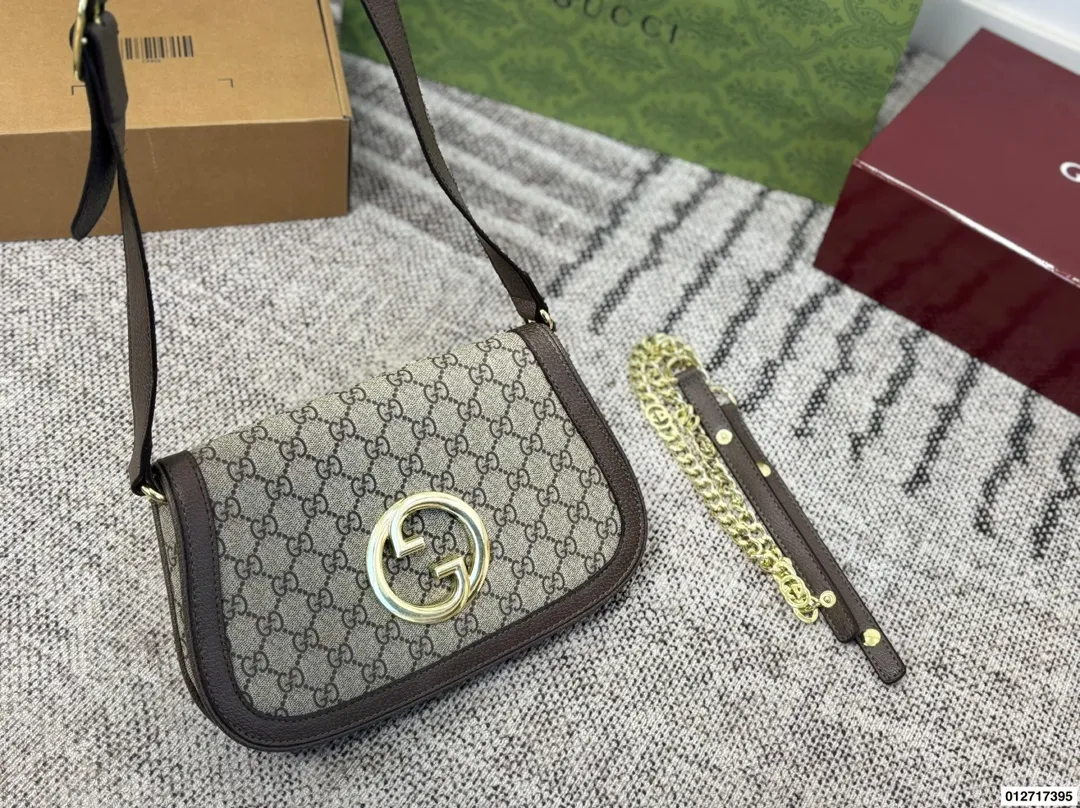 p155 礼盒包装🎁 Gucci 绝对的大爆款Blondie 金属镂空logo 搭配翻盖包身设计 经典且复古 绝不能错过尺寸:28.18