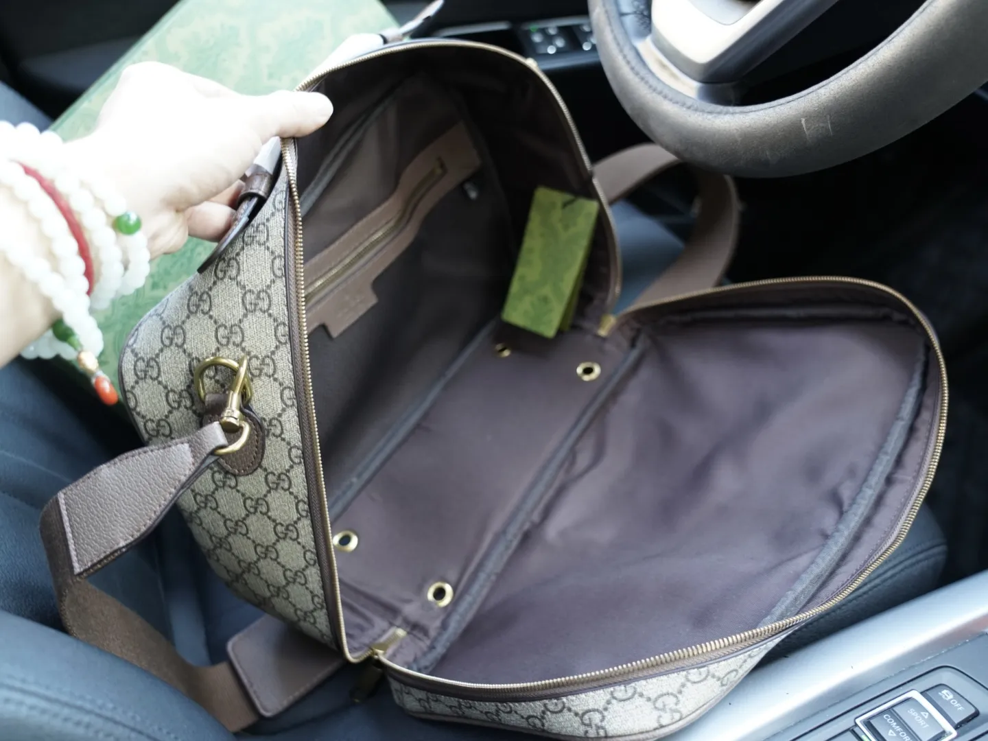 P180 🇮🇹 GUCCI 古驰 官网同步 高版本 斜挎单肩背包 永恒不过时的标志性产品 纯原单牛皮 顶级五金制作 非市面普通版本 今年最爱的款式 全部实拍 实用性非常高 完全不用担心穿搭 配全套包装礼品盒 【规格：36x22x12】