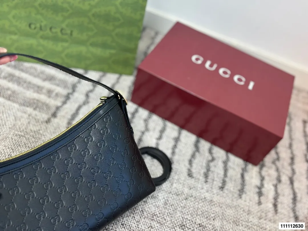p180 配礼盒 酷奇腋下包GUCCI古驰.新款Gucci古驰月牙包新款Gucci吉驰月牙包上新啦!古驰的月牙包一整个美住 尺寸30.18