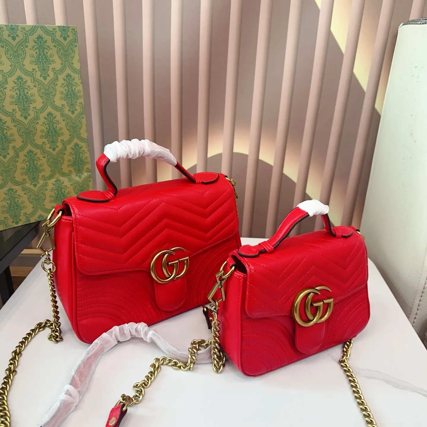 大号p125小号p120 折叠礼盒 Gucci Marmont 邮差包 系列链带肩背包采用颇具结构感的柔软造型和超大号翻盖封口，配以双 G 金属配件。可滑动链条肩带有多种背法，可在肩背和手提之间自由转换。采用波浪纹绗缝皮革，背面配以 GG 标志专柜热销爆款[色]尺寸大号 27 16cm/小号21 15cm。Q