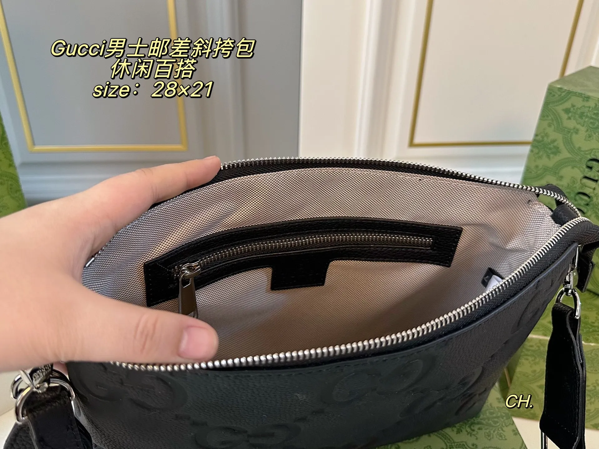 P125(配盒) size:28×21 GUCCI 古驰压花男士邮差包斜挎包💕 方方正正的包型很好搭衣服! 包身特别轻,撞包率极低, 肩带🉑️调节,空间超大~ 出门超方便,男女生都可驾驭❗️