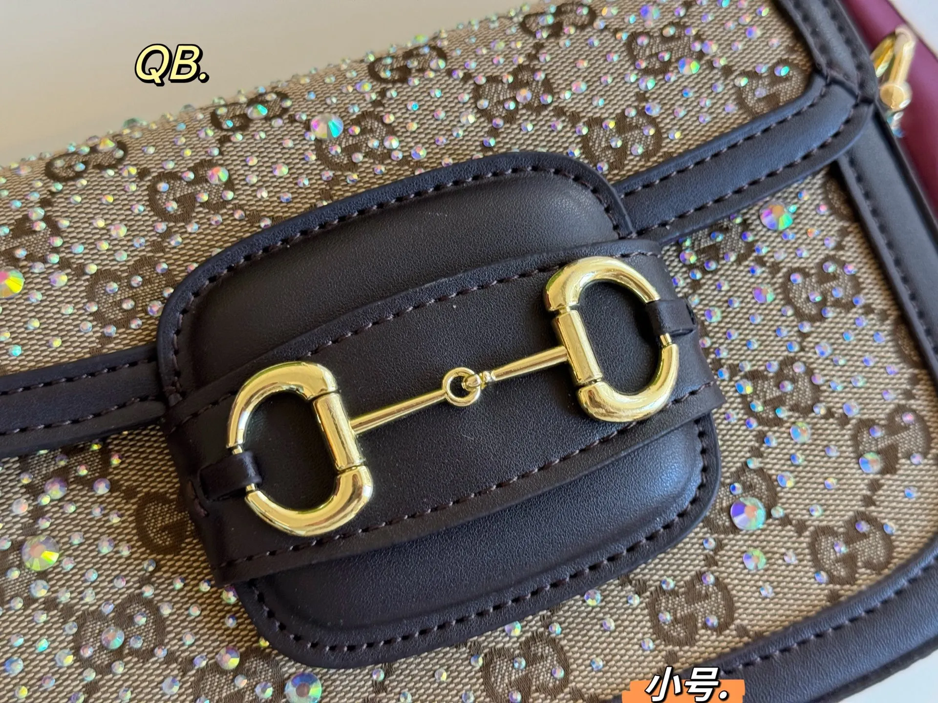P135小号(折叠盒) size:20×14 Gucci 古驰新款1955水钻马鞍包💕 经典马衔扣金属logo, 复古气息十足✅ 质感超👍,肩带🉑️自由调节~ 优雅经典,超级百搭款!