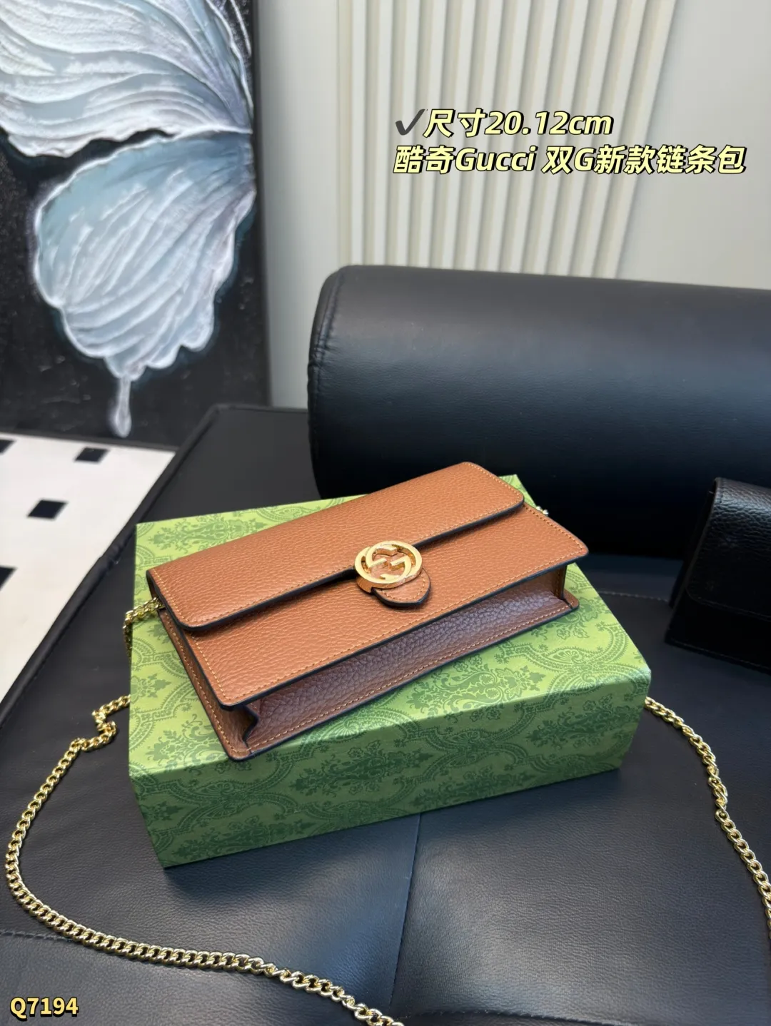 💰135 配盒 尺寸:20.12 Gucci双G logo 邮差包信封包woc 单肩链条包 Gucci链条包可以随意搭配,包型更是完美,流行古银色五金配件,精致面料设计,明星追爱品牌,网红热捧单品哦,搭配什么都好看,简直爱了❤️大小刚刚好 手机口红都可以放哦、性价比超高~