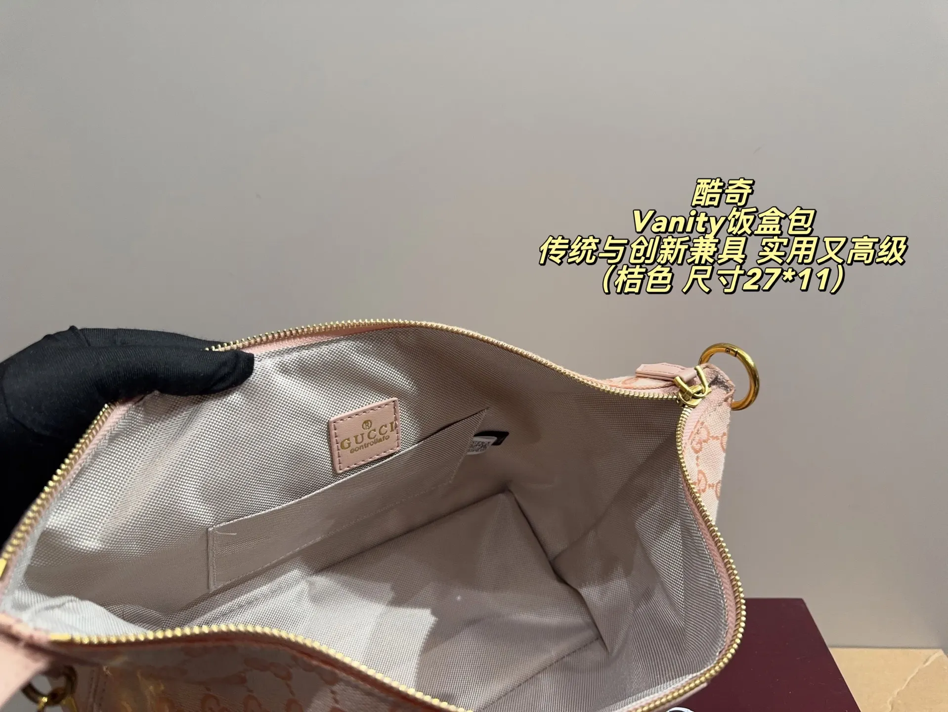 P165配盒配挂件⚠️尺寸27*11 Gucci 酷奇Vanity饭盒包 经典米色乌木GG Supreme帆布＋红绿Web织带，复古感满满！灵感来自品牌档案，独特&ldquo;饭盒包&rdquo;造型，棕色皮革滚边＋可调节肩带，手提、单肩、斜挎都OK 。日常通勤、休闲出街都能轻松装下随身物品，实用又时髦，是秋冬穿搭的点睛之选！