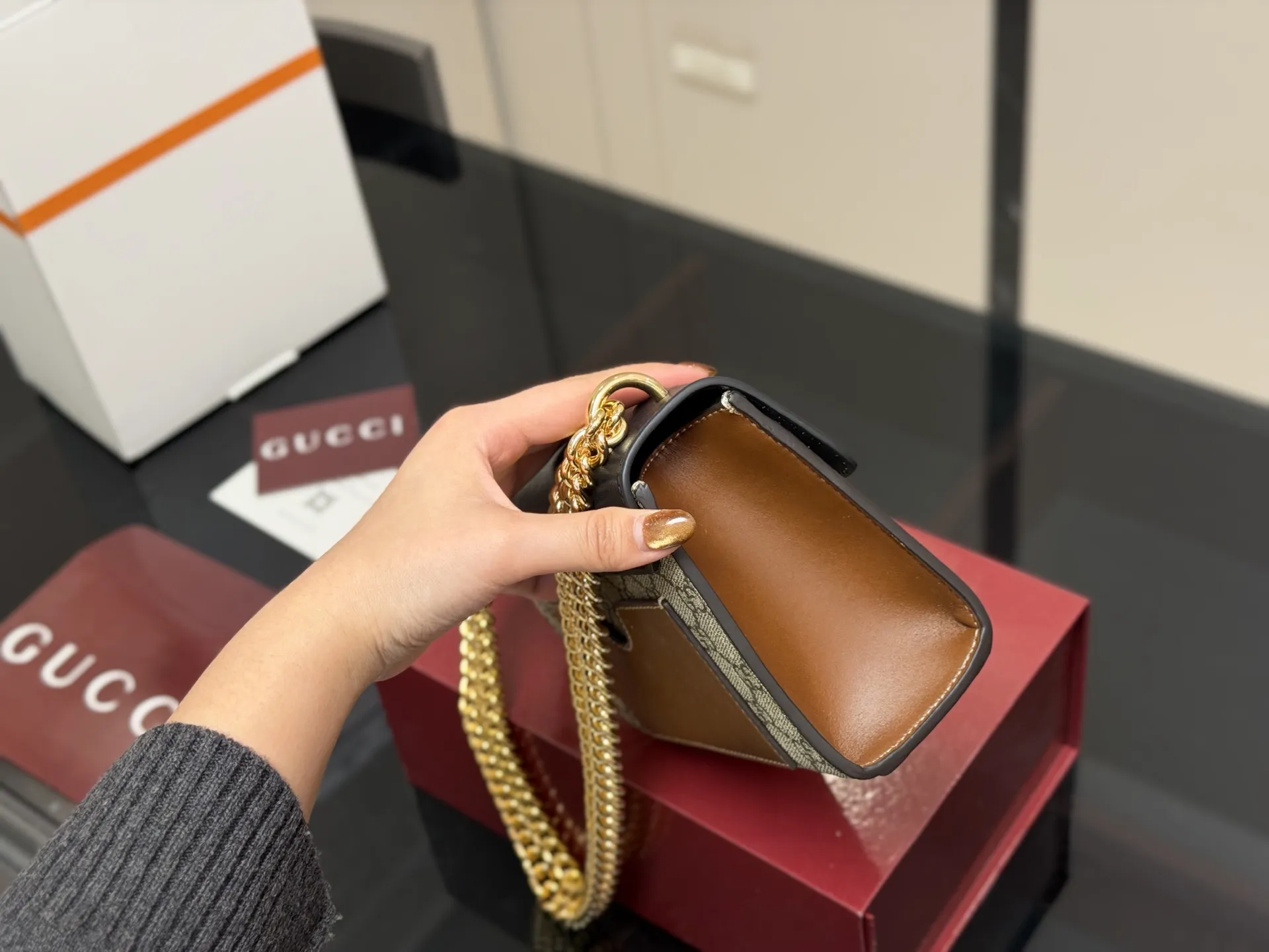 &yen;155 配折叠盒飞机盒 size：20.13cm 【古奇padlock】 这款已经卖了几千个了 明星产品 ‼️ 最近质量又升级了 重拍下给你们看 👀 高定版的G Padlock ✔️