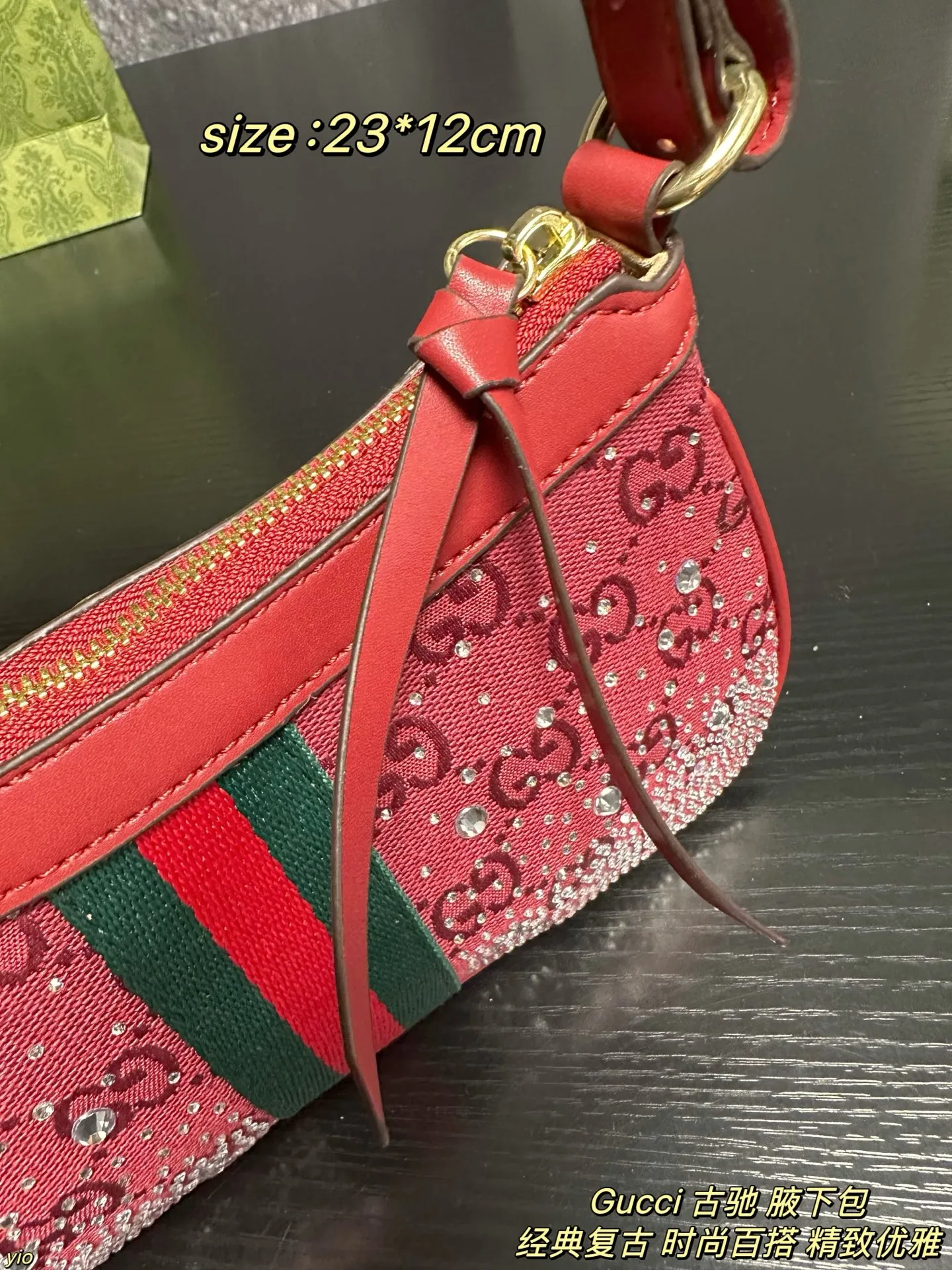P140配盒 Gucci 古驰 腋下包 Gucci｜圣诞氛围直接拉满！圣诞季的心动是这只酒红闪钻包给的！把星光织进冬日的浪漫，红丝绒、水晶、GG老花，每一件都像把星光收进手心💎。包身缀满细闪，复古红绿条点缀，提在手里就是行走的星河🌌；迷你包小巧可爱，运动鞋同系列，细节里藏着温柔。红色显白，配大衣或毛衣，让每个日常都多一份浪漫💕。 尺寸：23*12cm