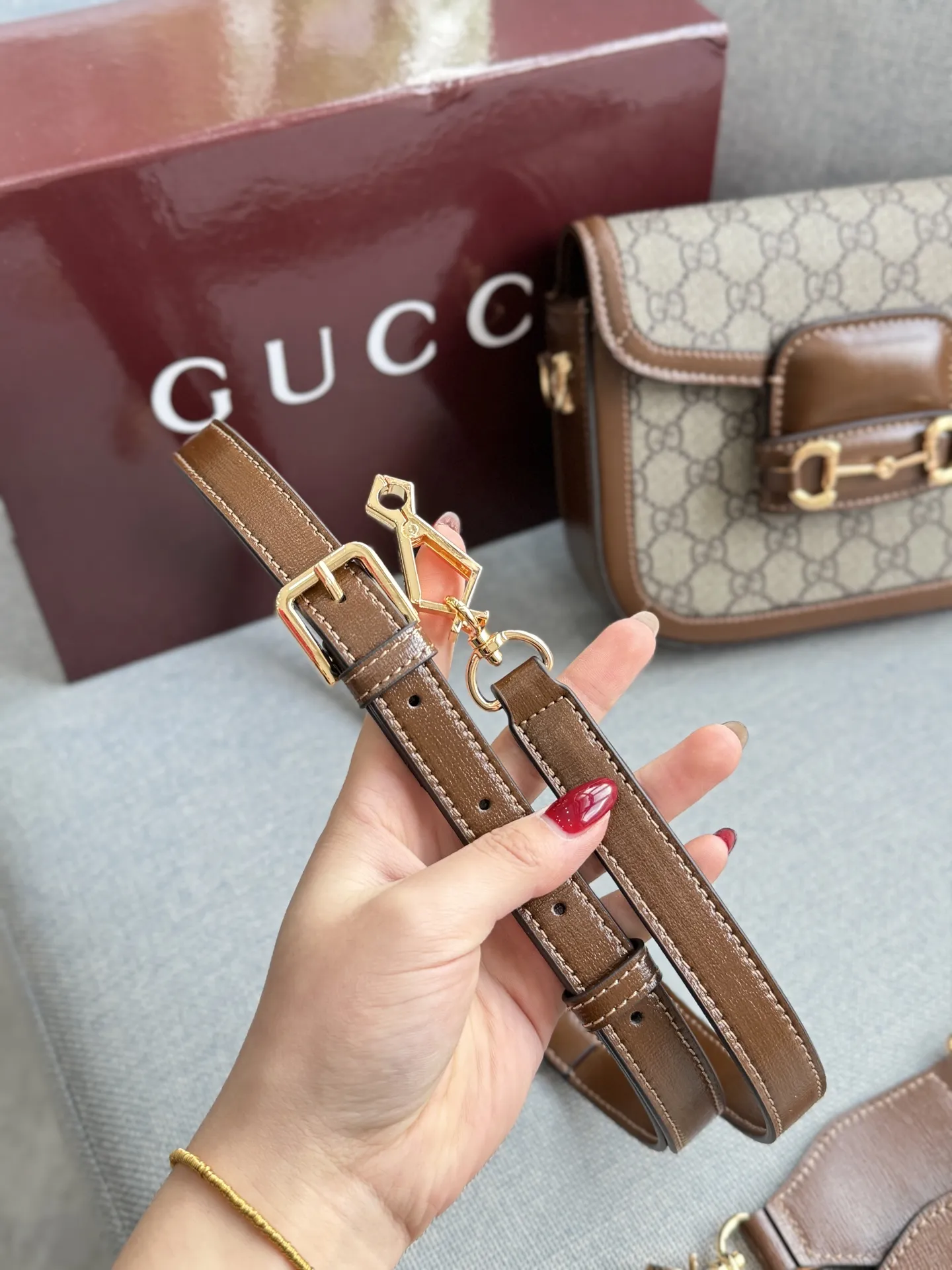 牛皮双肩带💰195 全套礼盒 size：21&times;16.5 GUCCI古驰 Horsebit 1955 马鞍包 单肩包 芯片版本 本来一直很喜欢1955马衔扣的复古感，也因为喜欢的明星倪妮、肖战都背了它🥰 新出小号也就是mini版本完美解决了所有问题，还有2根肩带，皮肩带+经典红绿肩带！！ 更好地突显你的时尚品味。