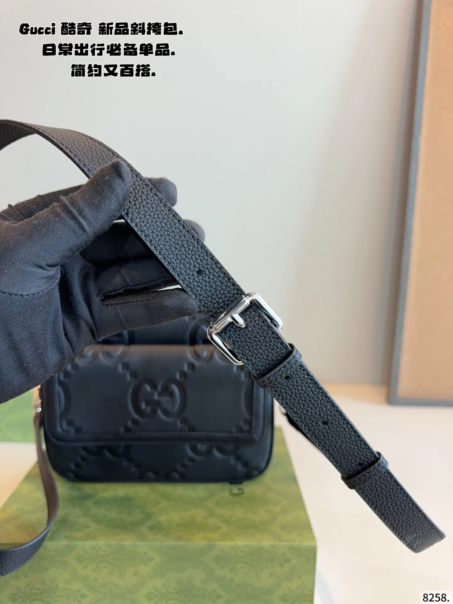 p220纯皮 配礼盒🎁. GUCCI酷奇ophidia斜挎包. GG男包来咯～ 随着时间成长，压花也是经久耐看且永不过时的元素 这款包包造型小巧，依旧是复古的调性，方方正正的包型很好搭配衣服，可斜挎可作为手拿包，日常休闲和商务场合都可以驾驭，撞包率也很低，包身整体也很轻便，简约低调有质感尺寸24*5*18cm