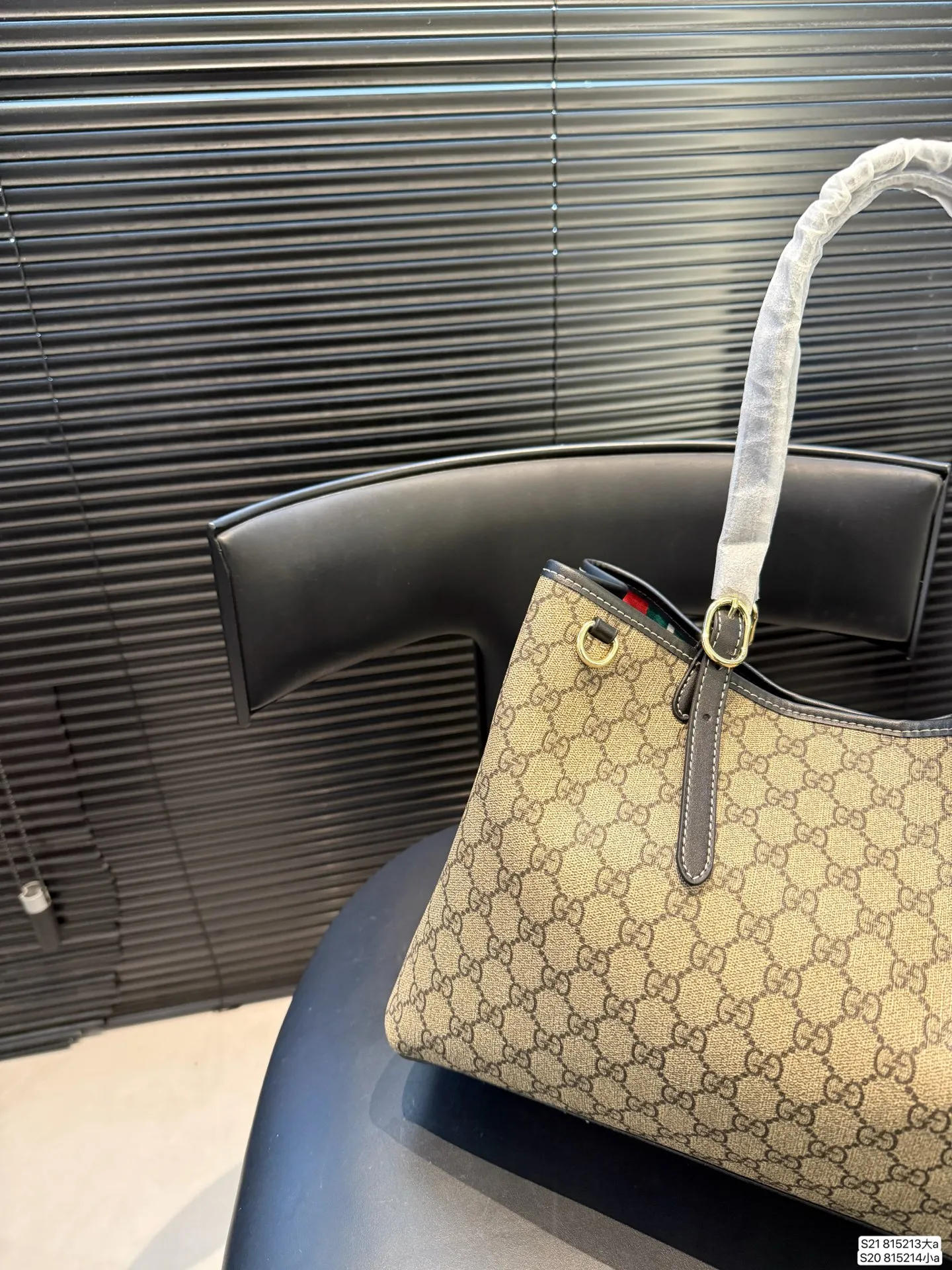 大号P155 小号P150 酷奇托特 Emblem 系列新品首发收纳党大爱大包有隔层新款的Emblem首发，这是一款比较大的托特，肩带两侧是可以调节的，内衬是经典的gucci绿红绿颜色，并且中间是有带拉链的隔层，收纳大爱!另外颜色复古风满满 真的不错哦很轻便很时髦性价比也高 尺寸大35 26 小30 20 货号大815213小815214