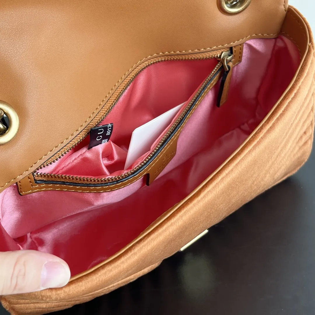 升级版实拍#💰200 款号：443497天鹅绒 尺寸：26-15-7cm GG marmont天鹅绒系列 秋冬限时回货🥹真的是时代的眼泪 对版反毛绒面料 呈现深浅色效果👏 对版丝绸内里、拉链式口袋内有水洗标。 经典翻盖，古铜色logo双G五金和链条搭配