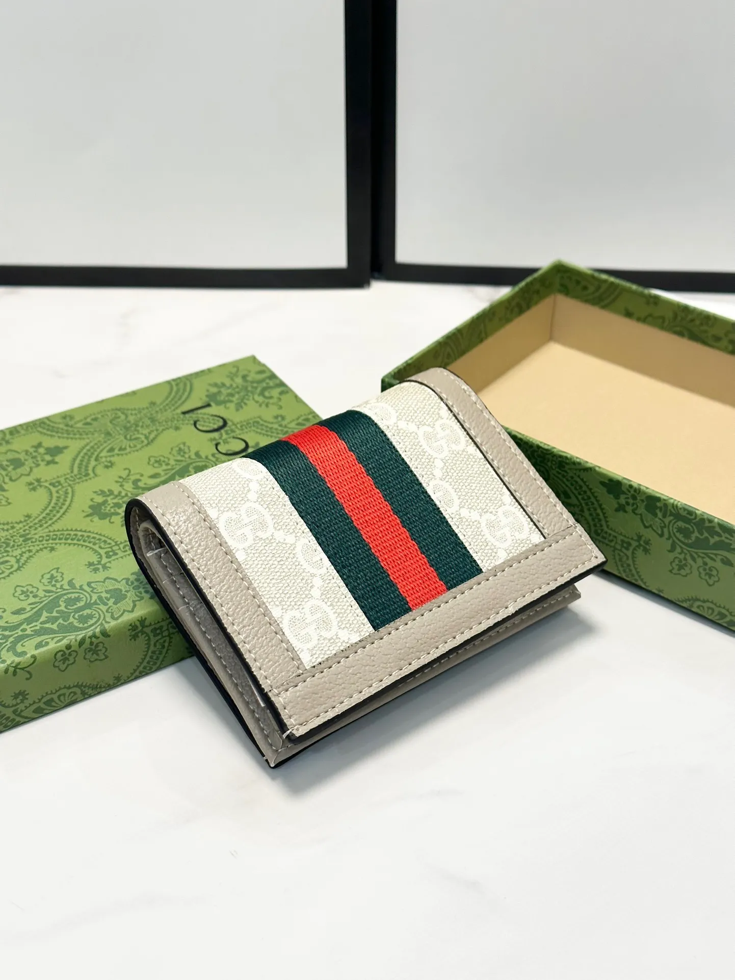 P90🎀GUCCl 🎀颜色 灰🎀尺寸 11*9*3 🎀Gucci 专柜最新款出货!采用里外头层小牛皮 ,做工精致,超多卡位,超薄款设计,携带方便!