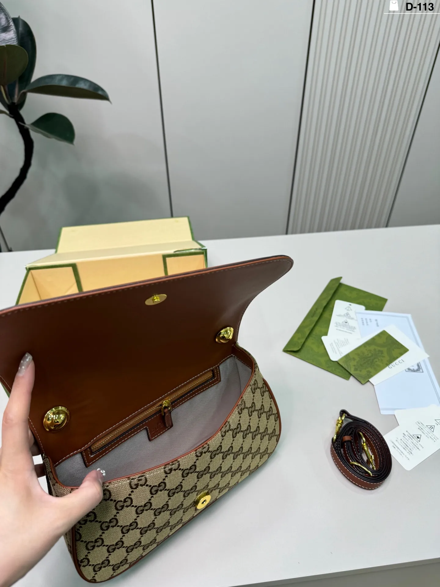 💰p140 D-113尺寸26×14折叠盒 Gucci 酷奇Blondie手提包 复古又时髦,辨识度超高! 通勤休闲都能搭。 搭配简约或复古风都很出彩,实用又吸睛,是时尚与功能兼备的必入单品!