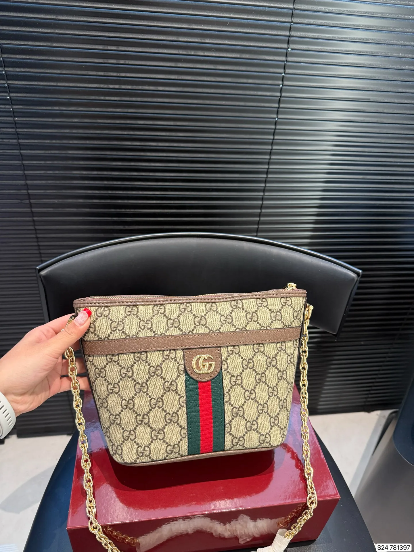 P170 配飞机盒折叠盒子酷奇枕头包Gucci 新款 小方包 枕头包 背上它 走路都带风 一整个被爱住拿捏舒适下午茶氛围日常百搭 经典简洁 尺寸20 17货号781397