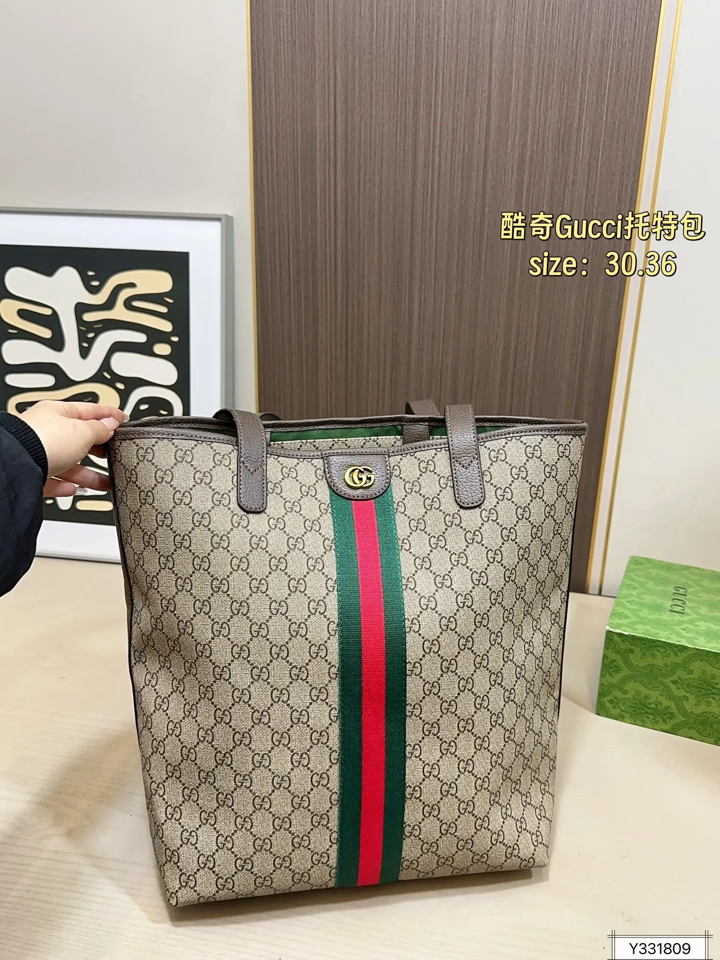 💰125 尺寸30×36 酷奇托特包Gucci 秀款首发Gucci Giglio系列女包,将佛罗伦萨的城徽融入设计,从Gucci百年档案馆珍藏的经典元素与传承技艺中汲取灵感,完美诠释古驰对优雅与创新的永恒追求~