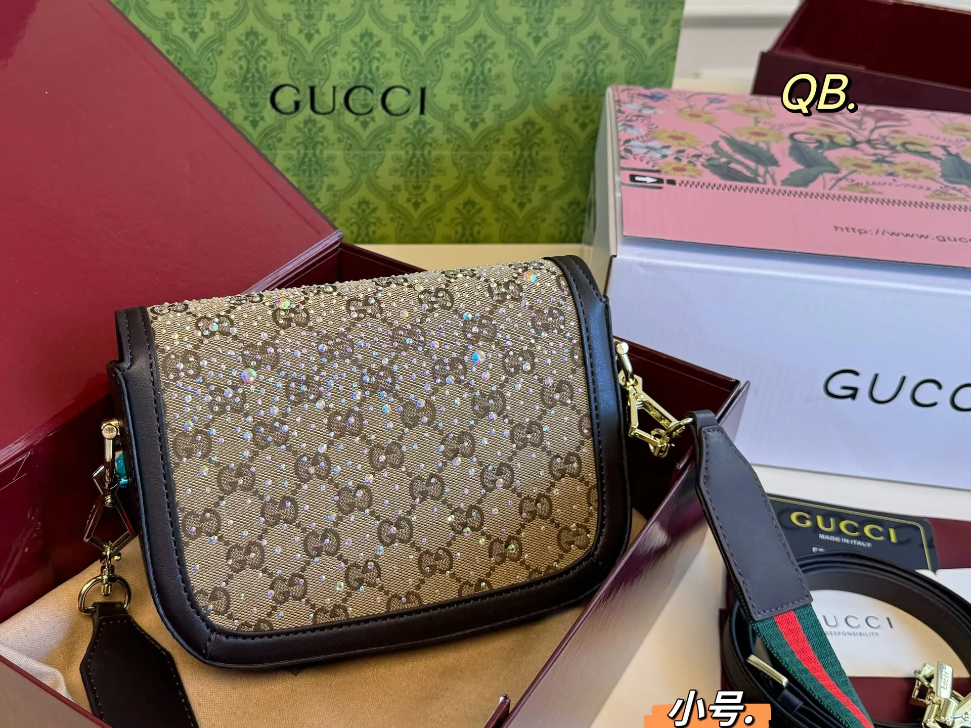 P135小号(折叠盒) size:20×14 Gucci 古驰新款1955水钻马鞍包💕 经典马衔扣金属logo, 复古气息十足✅ 质感超👍,肩带🉑️自由调节~ 优雅经典,超级百搭款!