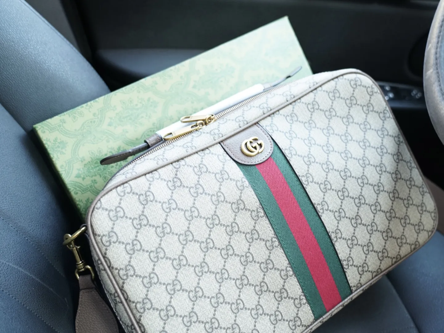 P180 🇮🇹 GUCCI 古驰 官网同步 高版本 斜挎单肩背包 永恒不过时的标志性产品 纯原单牛皮 顶级五金制作 非市面普通版本 今年最爱的款式 全部实拍 实用性非常高 完全不用担心穿搭 配全套包装礼品盒 【规格:36x22x12】