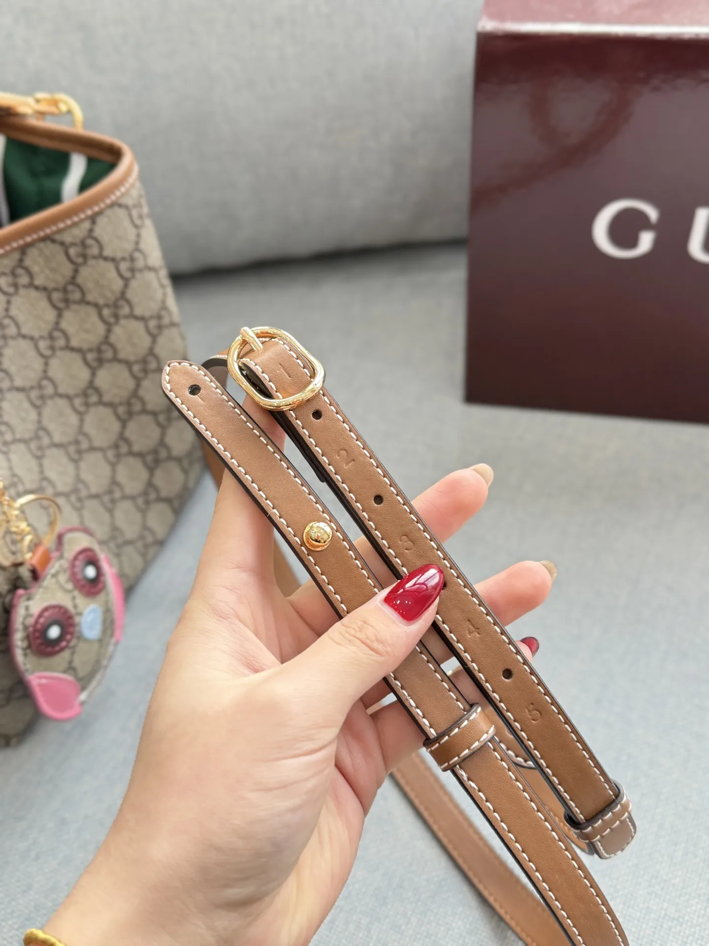 牛皮💰180 全套礼盒 size：18.5&times;18.5 GUCCI古驰 GG Emblem Emblem 猫头鹰挂件 水桶包手提包 迷你 芯片版本 钥匙扣真的太可爱啦，搭配任何包包都能碰撞出独特的感觉， 非常精致百搭~ 使用频率超高的一只包包！