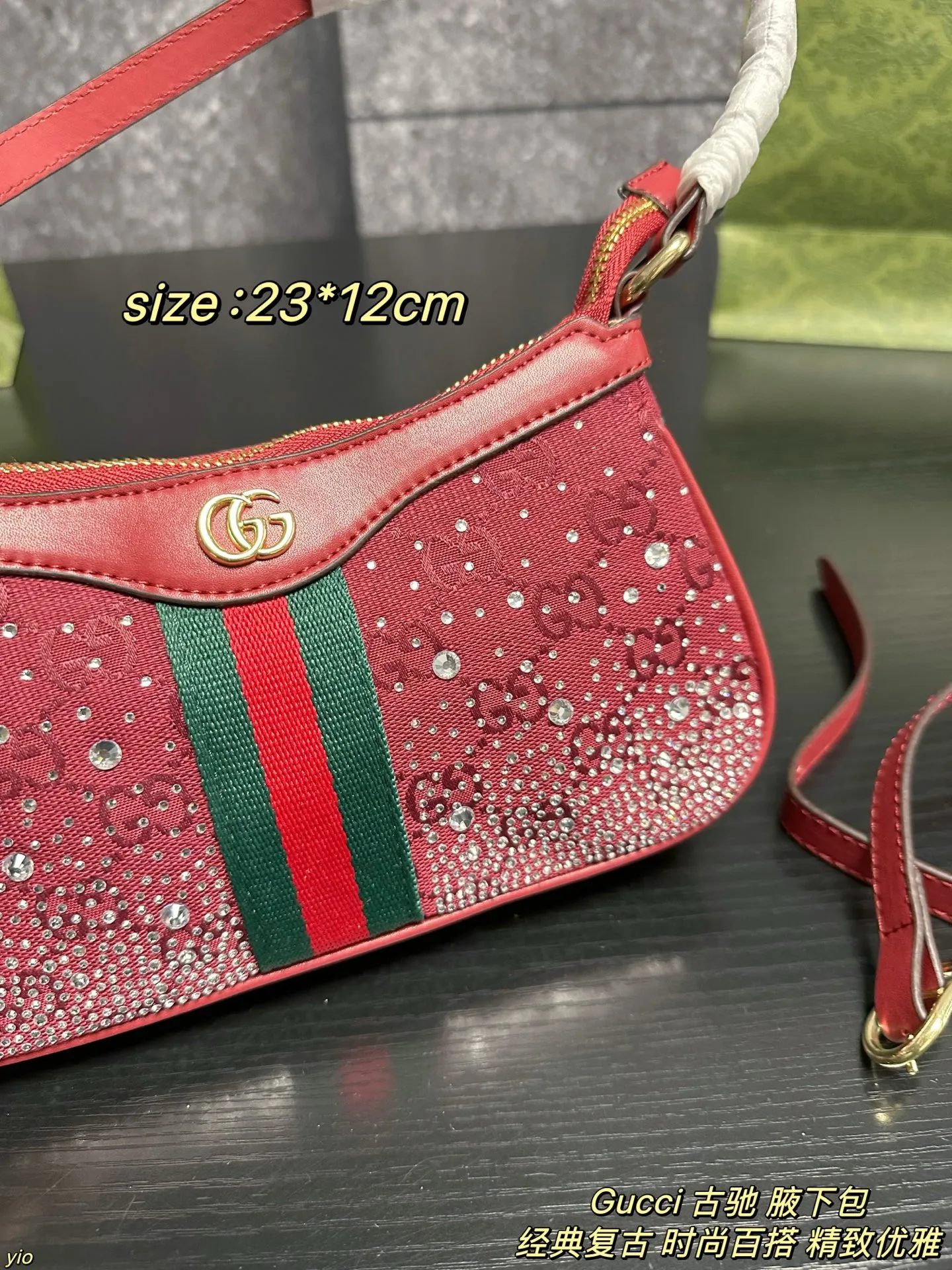 P140配盒 Gucci 古驰 腋下包 Gucci|圣诞氛围直接拉满!圣诞季的心动是这只酒红闪钻包给的!把星光织进冬日的浪漫,红丝绒、水晶、GG老花,每一件都像把星光收进手心💎。包身缀满细闪,复古红绿条点缀,提在手里就是行走的星河🌌;迷你包小巧可爱,运动鞋同系列,细节里藏着温柔。红色显白,配大衣或毛衣,让每个日常都多一份浪漫💕。 尺寸:23*12cm