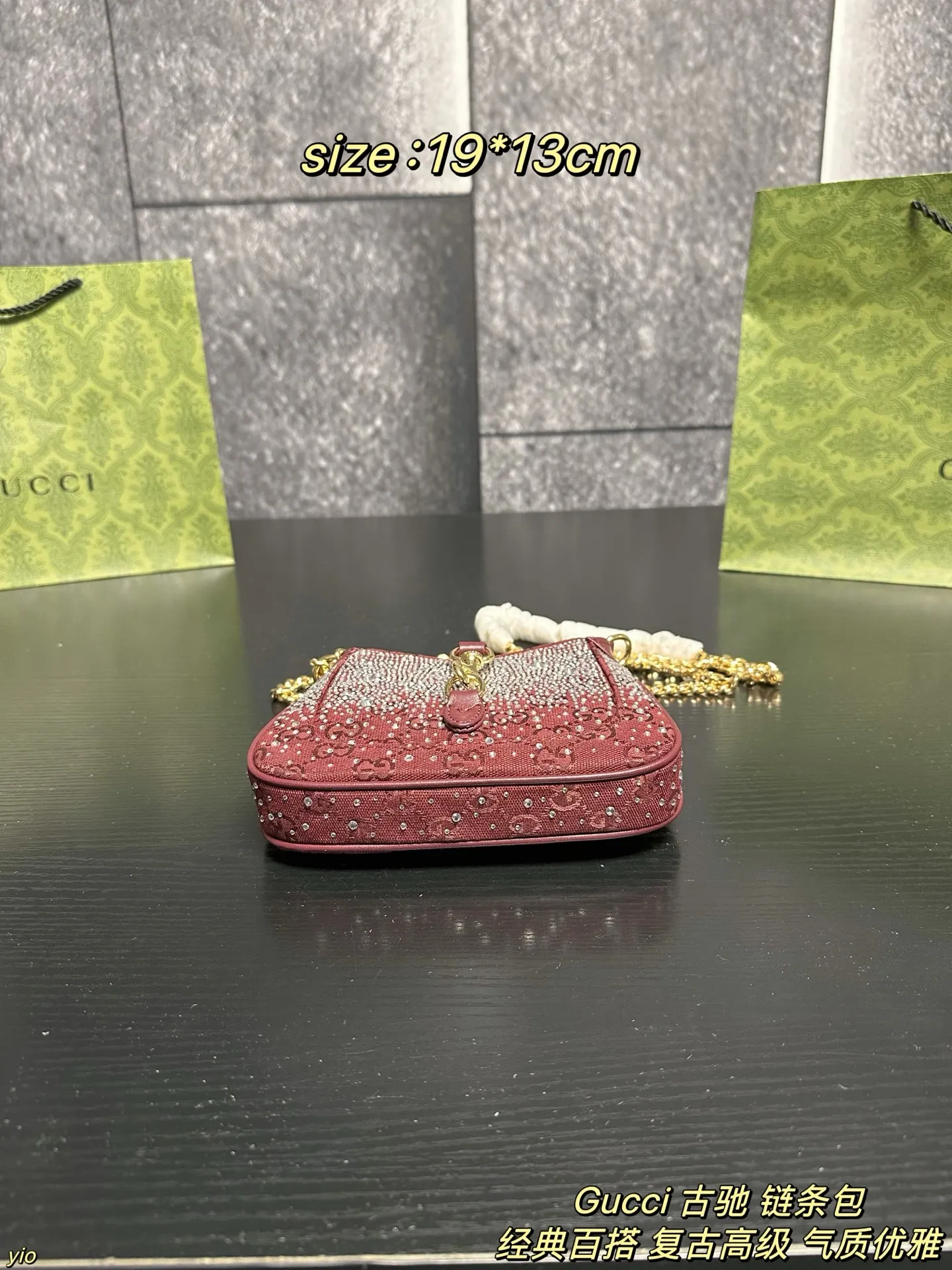 P145配盒 Gucci 古驰 链条包 红色满钻Jackie~爱不够的甜奢风，奢华梦幻的气息简直要扑面而来啦~包身布满闪耀的钻石 不同的光线下都能闪烁着迷人的光芒哇，这种柔美的红色调很容易就能增添一抹甜美精致的魅力 简直是晚宴绝配！ 尺寸：19*13cm