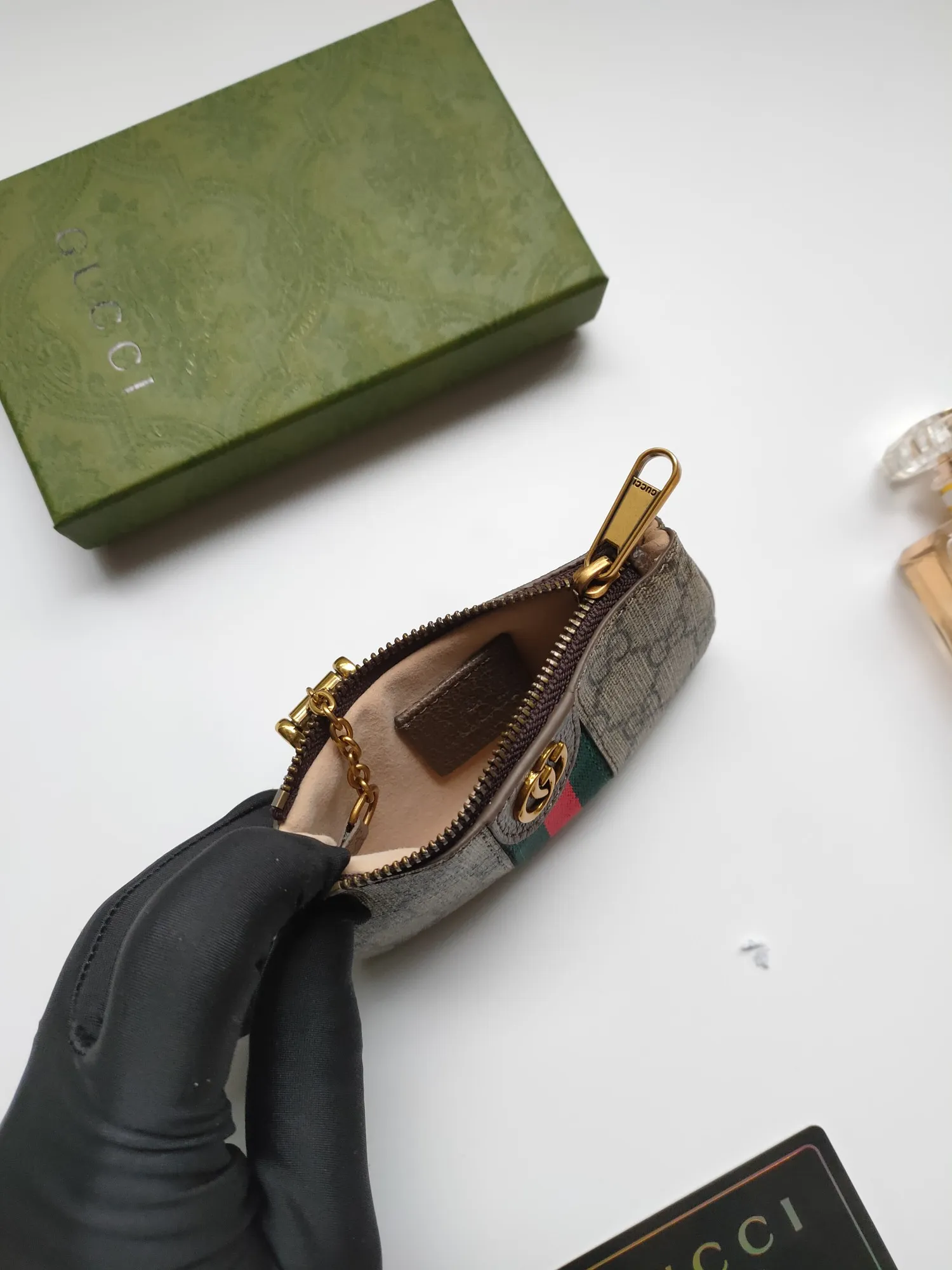 💰90包邮🉐️GUCCI全新小零钱包~口红包!采用进口牛皮拼PVC !搭配精致原工厂五金!灵活别致的勾扣,小巧玲珑,大大作用,型号:671722,12x7.5x1.5cm:12x7.5x1.5cm。