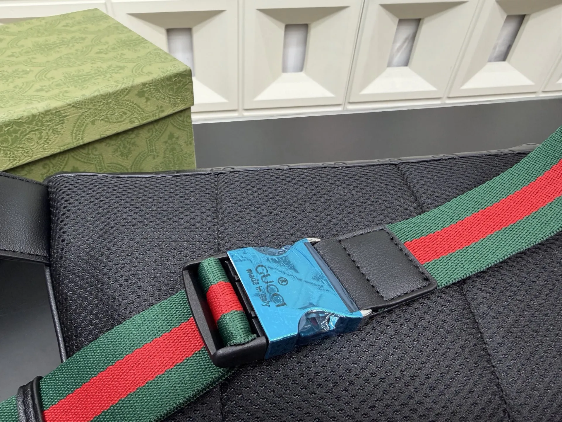 P110 Gucci 古奇 GG压花胸包 腰包 休闲百搭 实物拍摄 原厂原版面料 配送 防尘袋 18 x 30cm。