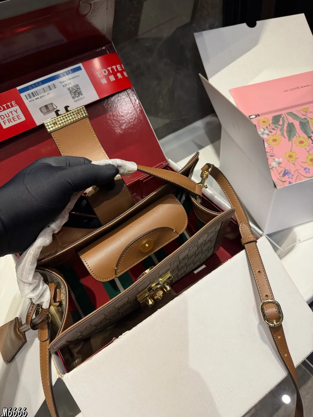 ❤️P195（折叠飞机礼盒）❤️ gucci永不过时的经典Gucci padlock从颜值到使用感都非常YYDS，简约百搭，经典款式不容易过时，造型也以大方舒适，容纳性好为特点肩带搭配也是从典藏设计中直接取用的钥匙扣设计如果你想拥有一只大牌的爆款包包，又想要容量大，造型百搭，年轻时尚，我觉得这一款是非常完美的，如果你是身材娇小的姐妹，喜欢大包，又担心视觉上有点压 这款包包绝对是你的首选 尺寸26.18cm