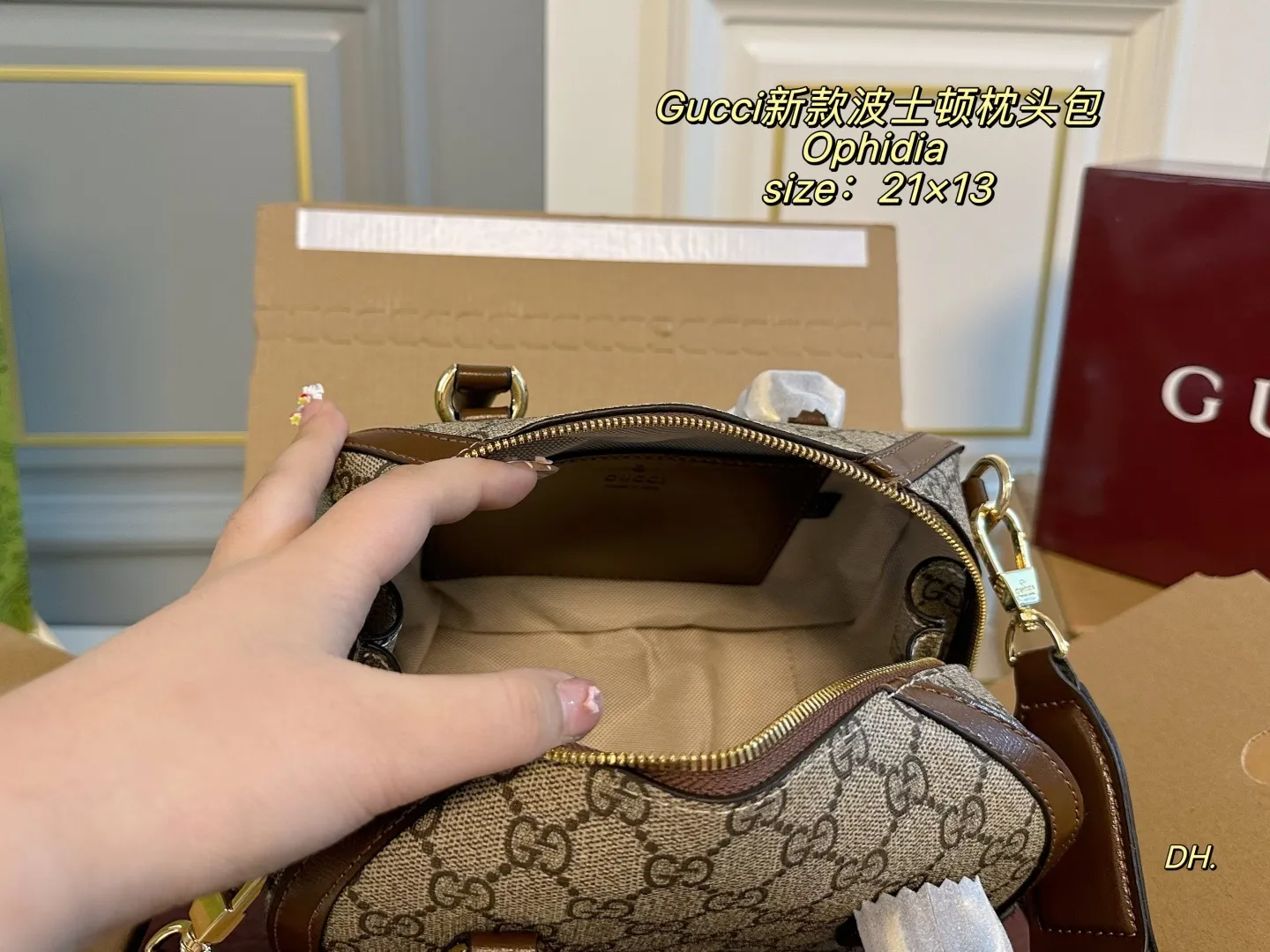 P165(折叠盒飞机盒) size:21×13 GUCCI古驰新款ophidia 波士顿枕头包💕 经典老花设计 辨识度超高~ 空间超级大,可适用短途旅行 百搭又耐看✨,撞包几率也很低! 经典包型 追求个性的仙女可以冲‼️