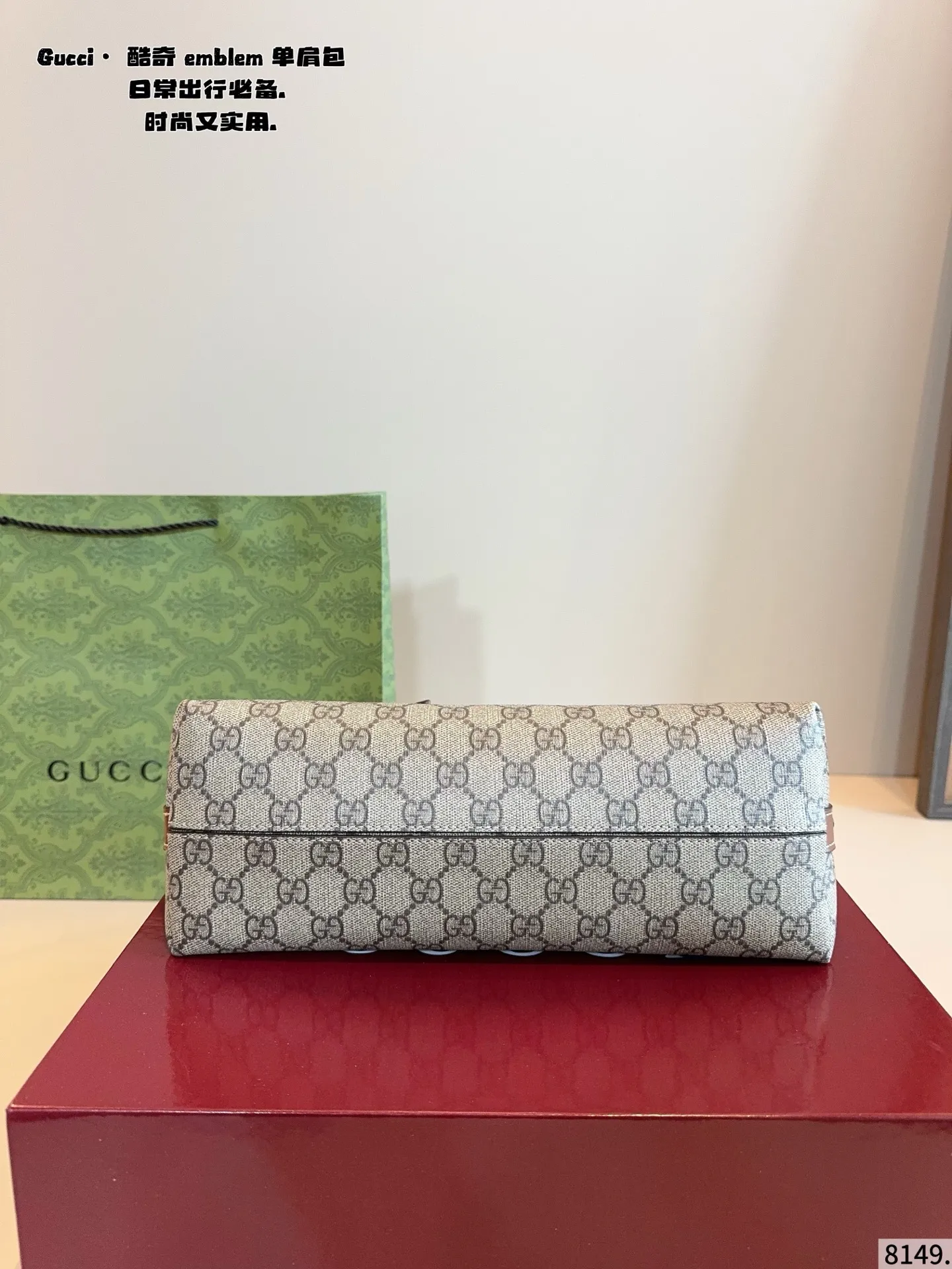 p180. 配礼盒🎁. 新款hobo包反正我是爱了 Gucci的新款腋下托特 实用性满满 肩带可调节长短，颜色更加明亮，织带更添色彩 我一直认为包包最美的时刻就是背上身的时候只有上身去看才知道适不适合自己.尺寸：29*11*18cm