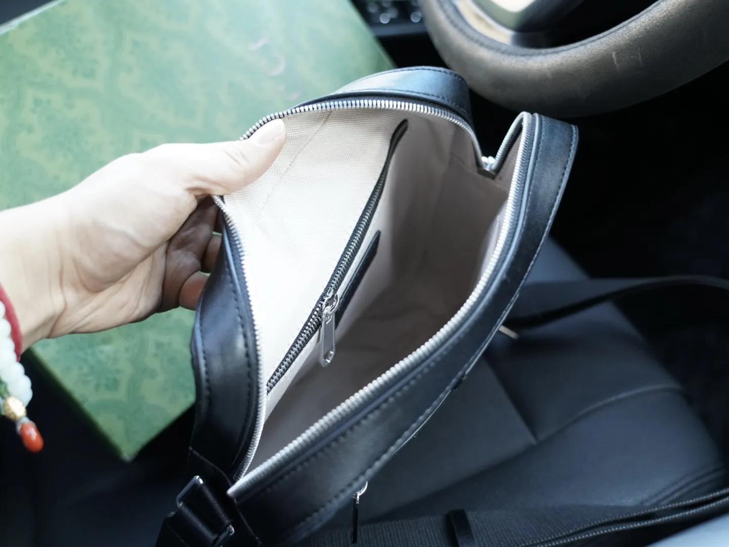 P250 🇮🇹 古驰 官网同步 高版本 斜挎单肩背包 永恒不过时的标志性产品 纯原单牛皮 顶级五金制作 非市面普通版本 今年GUCCI最爱的款式 全部实拍 实用性非常高 配全套包装礼品盒【规格：25x26x5】