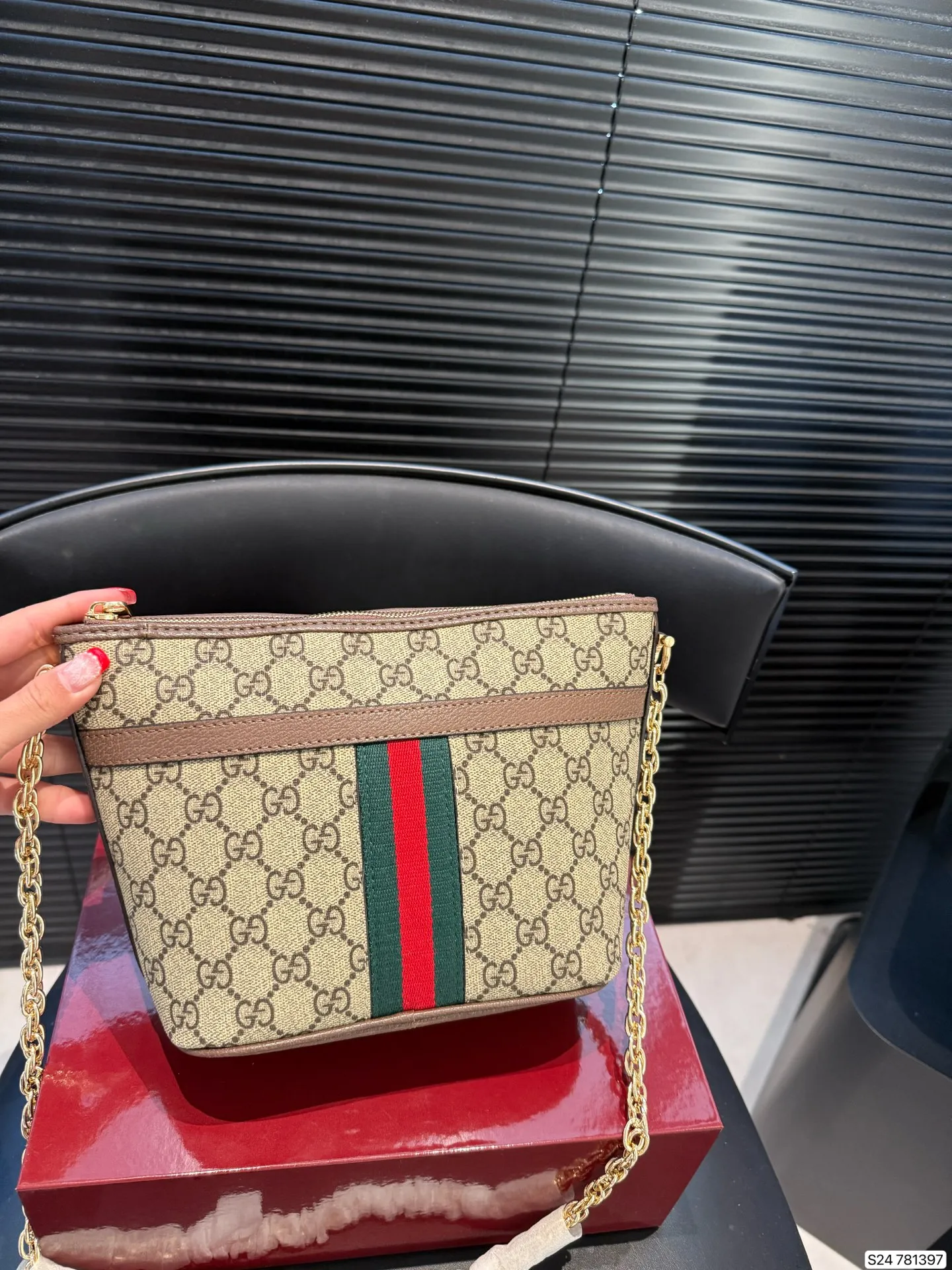 P170 配飞机盒折叠盒子酷奇枕头包Gucci 新款 小方包 枕头包 背上它 走路都带风 一整个被爱住拿捏舒适下午茶氛围日常百搭 经典简洁 尺寸20 17货号781397