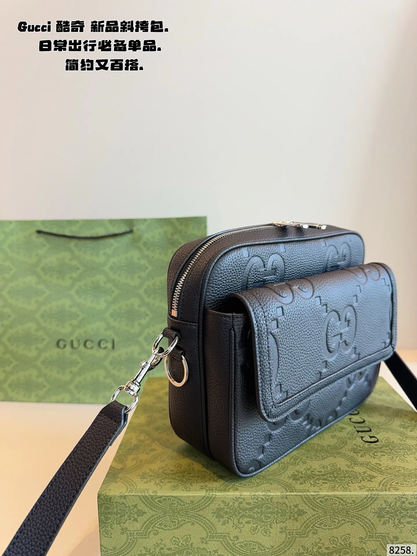 p220纯皮 配礼盒🎁. GUCCI酷奇ophidia斜挎包. GG男包来咯~ 随着时间成长,压花也是经久耐看且永不过时的元素 这款包包造型小巧,依旧是复古的调性,方方正正的包型很好搭配衣服,可斜挎可作为手拿包,日常休闲和商务场合都可以驾驭,撞包率也很低,包身整体也很轻便,简约低调有质感尺寸24*5*18cm