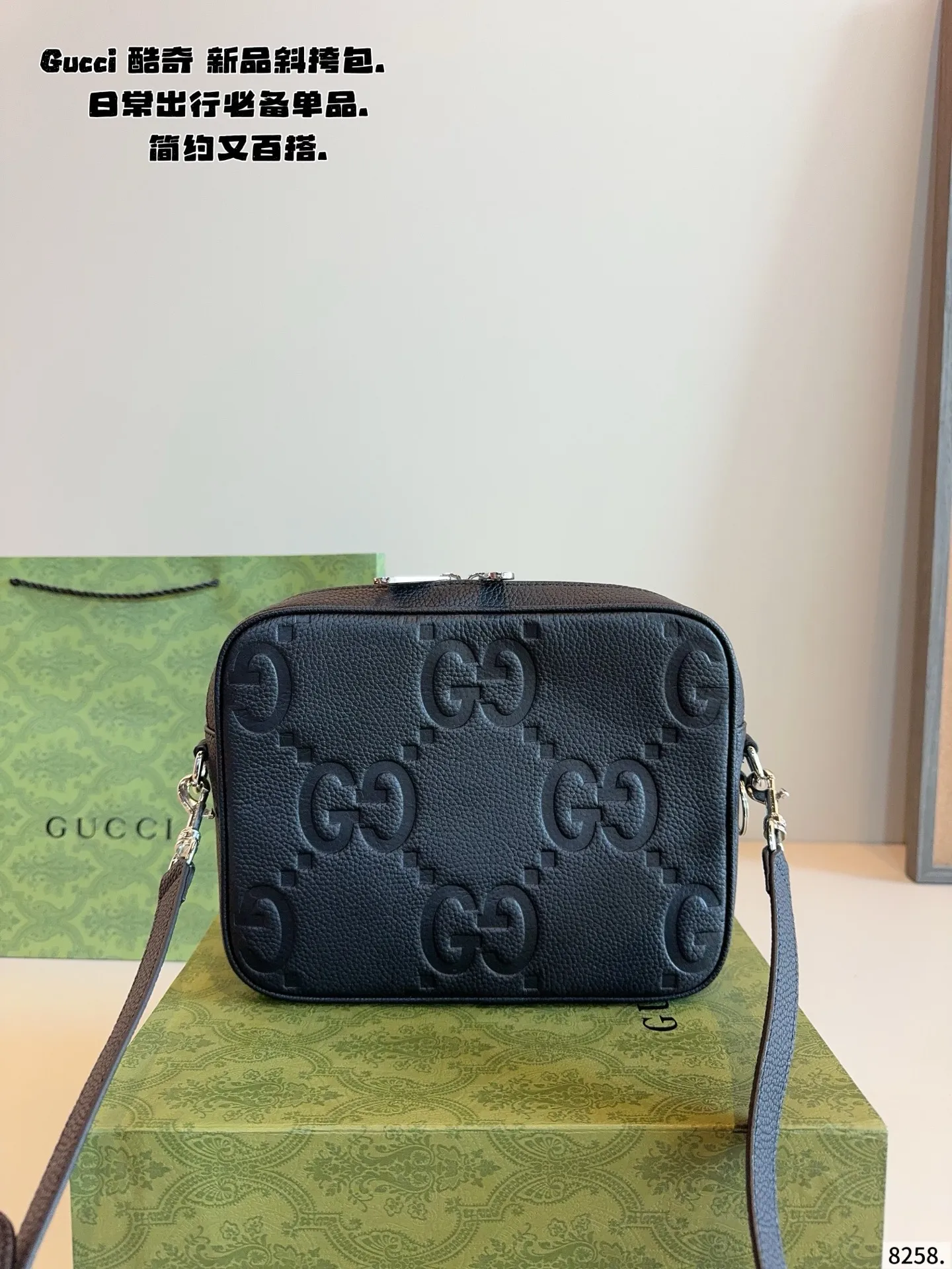 p220纯皮 配礼盒🎁. GUCCI酷奇ophidia斜挎包. GG男包来咯~ 随着时间成长,压花也是经久耐看且永不过时的元素 这款包包造型小巧,依旧是复古的调性,方方正正的包型很好搭配衣服,可斜挎可作为手拿包,日常休闲和商务场合都可以驾驭,撞包率也很低,包身整体也很轻便,简约低调有质感尺寸24*5*18cm