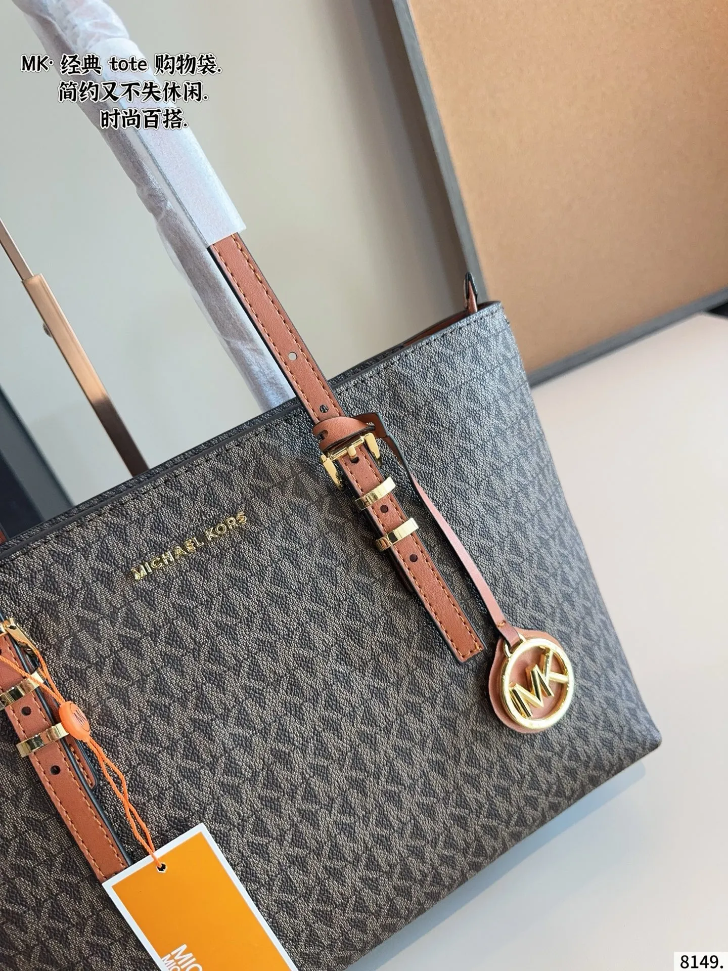p180 MK Emilia斜挎手提托特包新款 新鲜出炉啦‼️简直是美到人心啦 原版五金logo 首选进口皮料 质感超赞😍😍所谓人人必备一款 这个款式必须自留 经典版型➕全新面料 真的是让人眼前一亮 喜欢的美妞抓紧啦 实物简直太美 尺寸 ：31*8*23cm