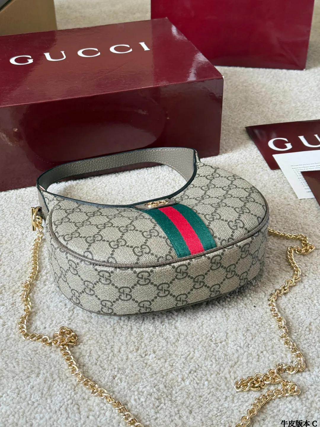 牛皮版本 p150 Gucci Ophidia 月牙包 Gucci Ophidia系列GG月牙包，经典米色乌木GGSupreme帆布+黑色皮革滚边，复古又时髦！正面黄铜双G 搭扣超有辦识度，尺寸约22&times;12.5x5cm，小巧精致，日常通勤、出街都很百搭。肩带可调节，手提、单肩、斜挎随心切换，内部空间能装手机、卡包等日常小物，实用又美观，是Gucci热门经典款！