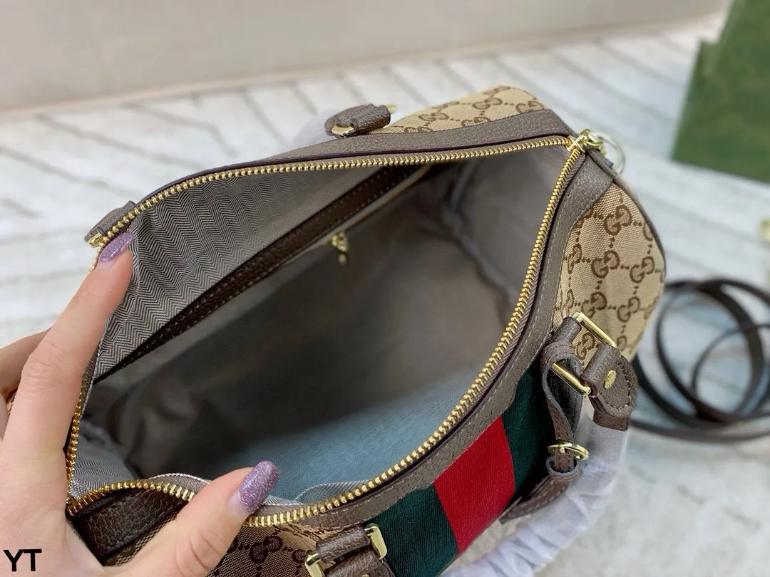 p120 无盒🎁 Gucci枕头包 双G老花帆布系列 手感柔软舒适 耐磨度极好 人手必备 适合手提肩背两用 实用大容量包包 非常轻 上身真的超级洋气!! 尺寸:31*20