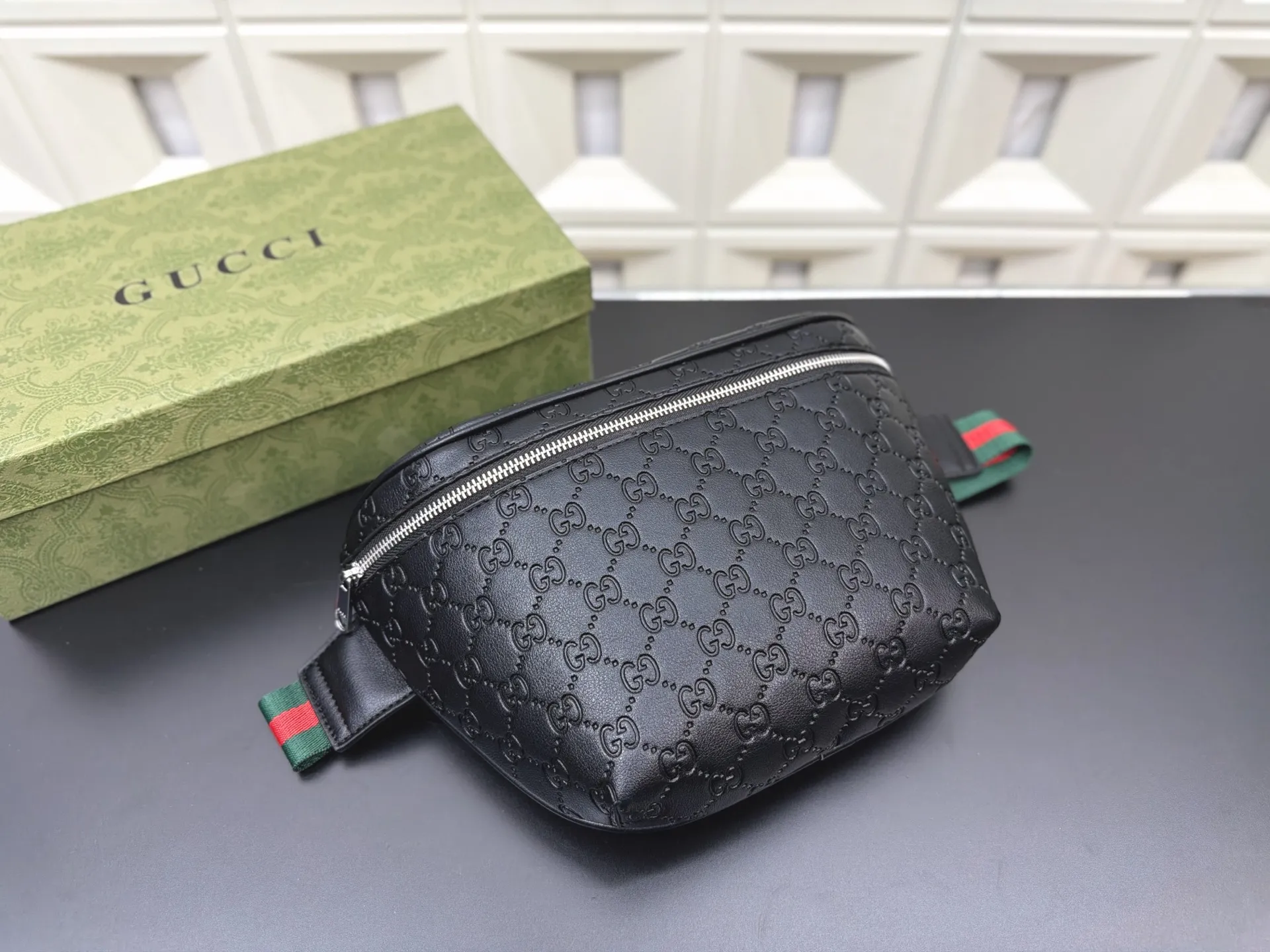 P110 Gucci 古奇 GG压花胸包 腰包 休闲百搭 实物拍摄 原厂原版面料 配送 防尘袋 18 x 30cm。