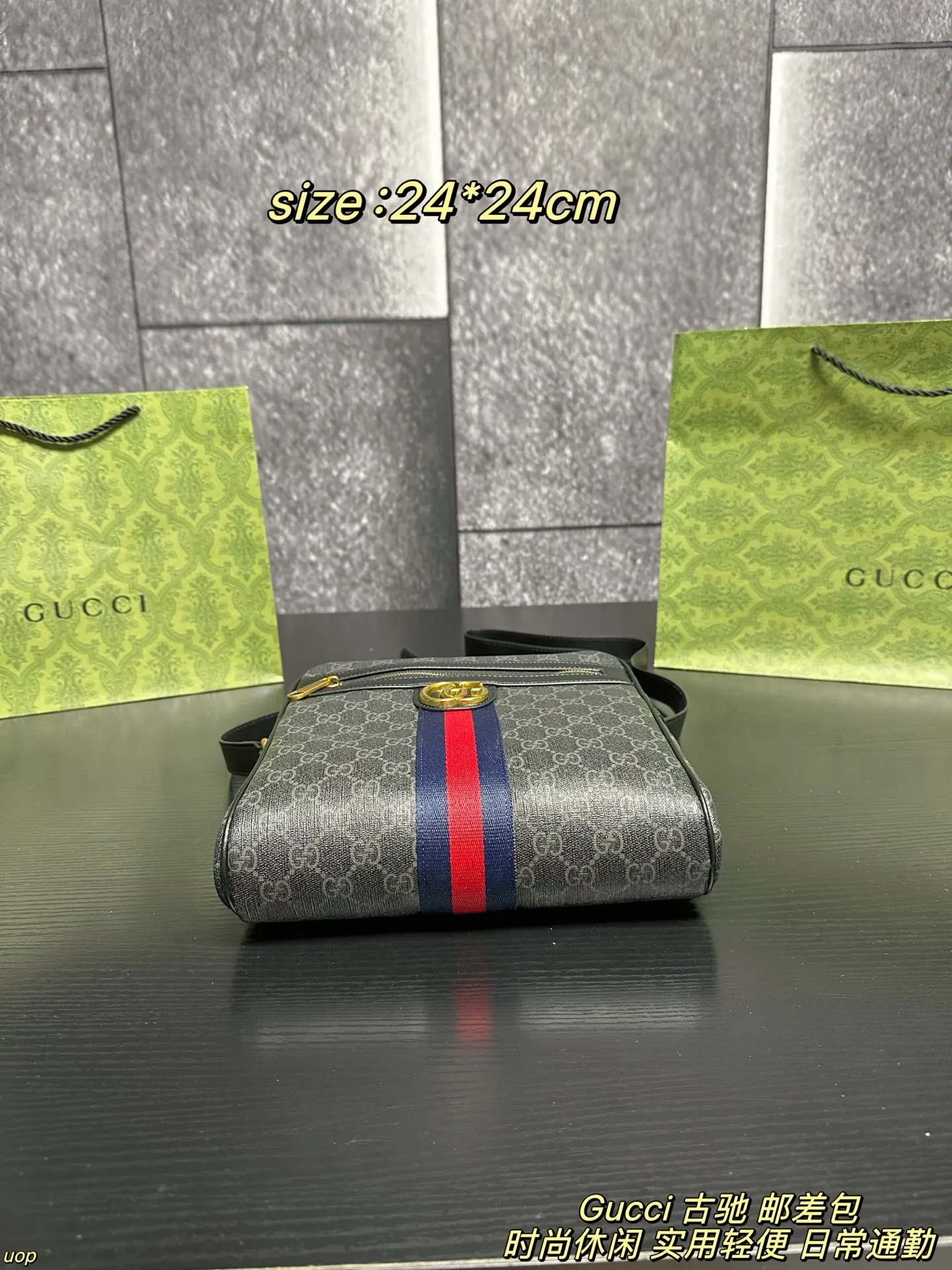 P125配盒 Gucci 古驰 邮差包 男包分享gucci 单肩包，gucci 比起非常火的双扣邮差包这一款古奇男士单肩包可以说非常低调了，经典帆布老花的，这款呢低调稳重，日常休闲也搭得来也可，包包容量比较大，适合出门背着，好看又能装。 尺寸：24*24cm